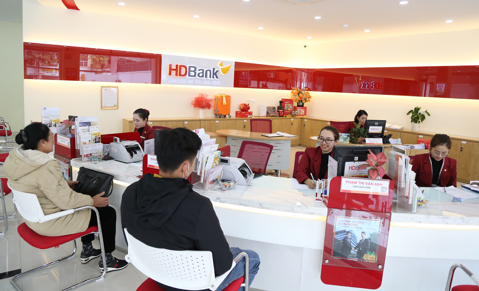 Ngày cuối năm lượng khách đến giao dịch tại các ngân hàng rất đông. ngan-hang-2-4054.jpg