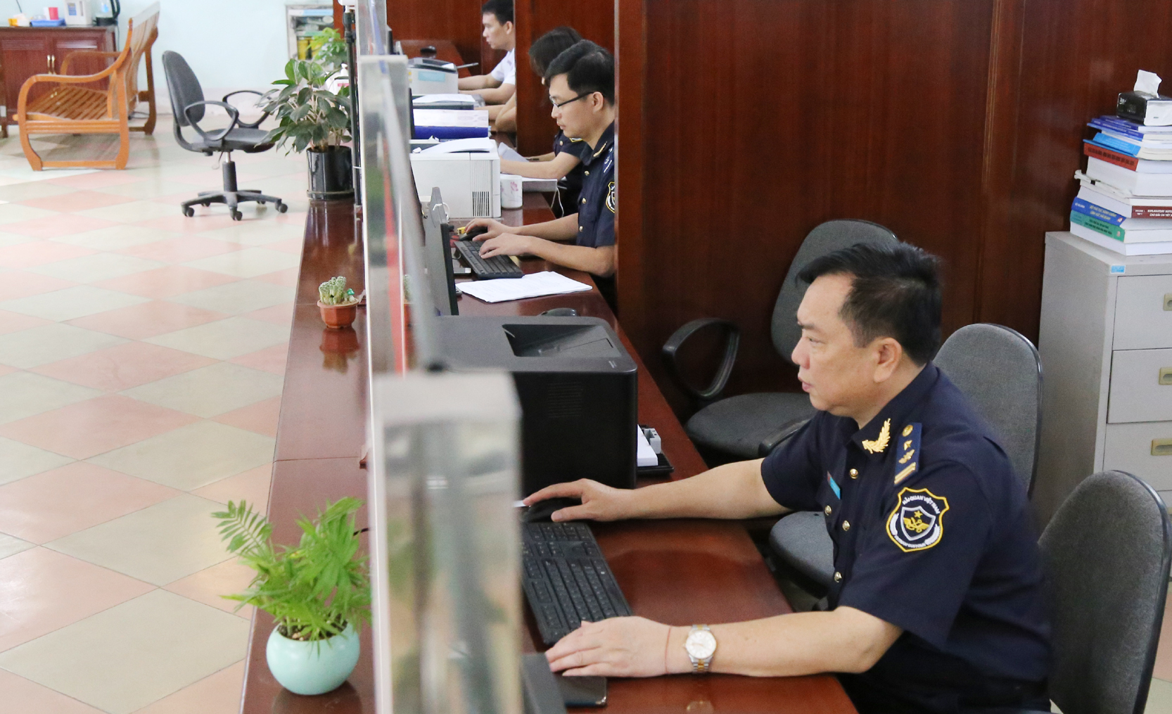 Cán bộ Chi cục Hải quan Ga đường sắt Quốc tế Lào Cai tiếp nhận và giải quyết thủ tục hải quan cho doanh nghiệp. HQ.jpg