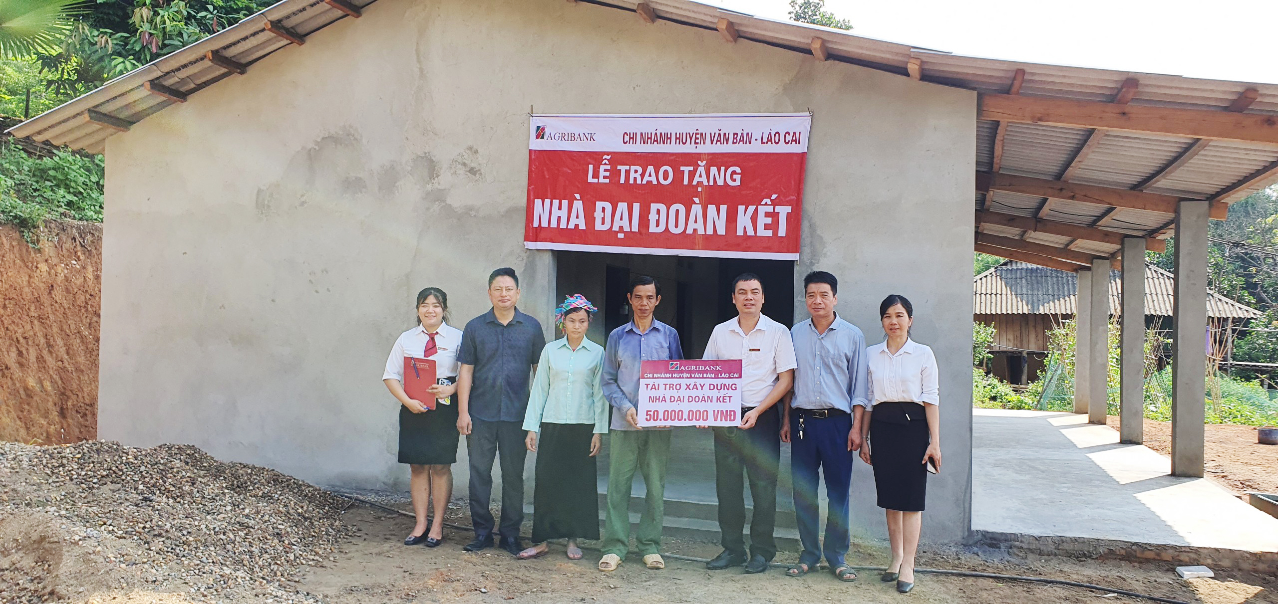 Nghiệm thu, bàn giao nhà cho hộ ông La Văn Khương ở thôn Bản Khoay, xã Dương Quỳ. NHA1.jpg