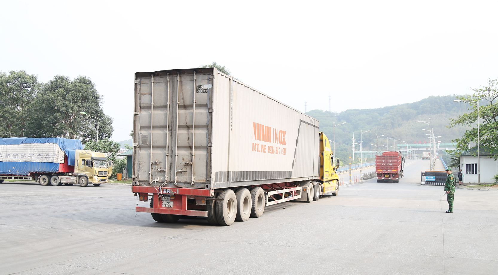 Hoạt động xuất - nhập khẩu hàng hóa tại Cửa Khẩu Quốc tế đường bộ số II Kim Thành. HQ1.jpg
