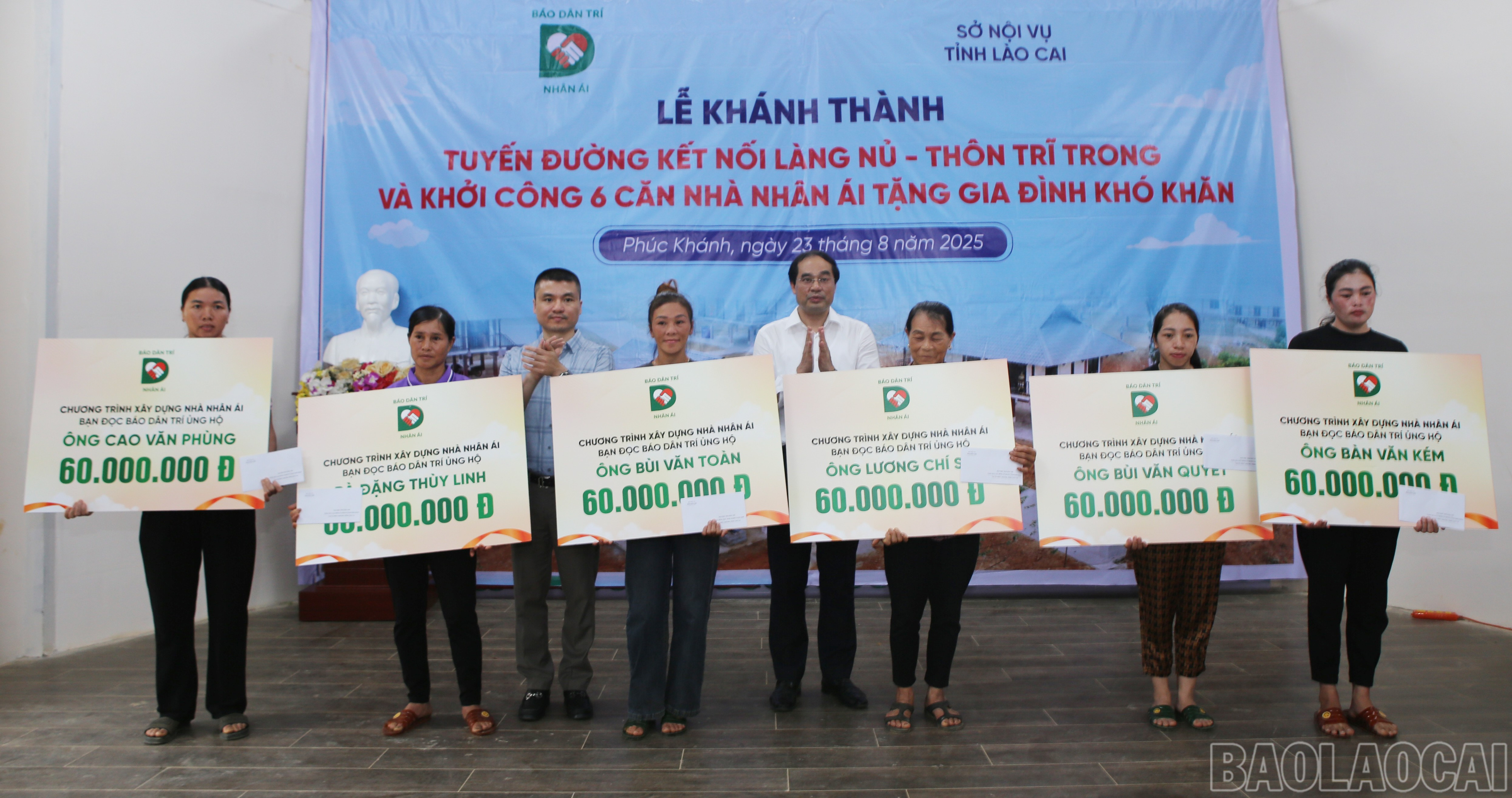Tổng Biên tập Báo Dân trí Phạm Tuấn Anh và Bí thư Tỉnh ủy Trịnh Xuân Trường trao kinh phí hỗ trợ xây dựng nhà nhân ái cho 6 hộ có hoàn cảnh khó khăn xã Phúc Khánh. baolaocai-br_6.jpg