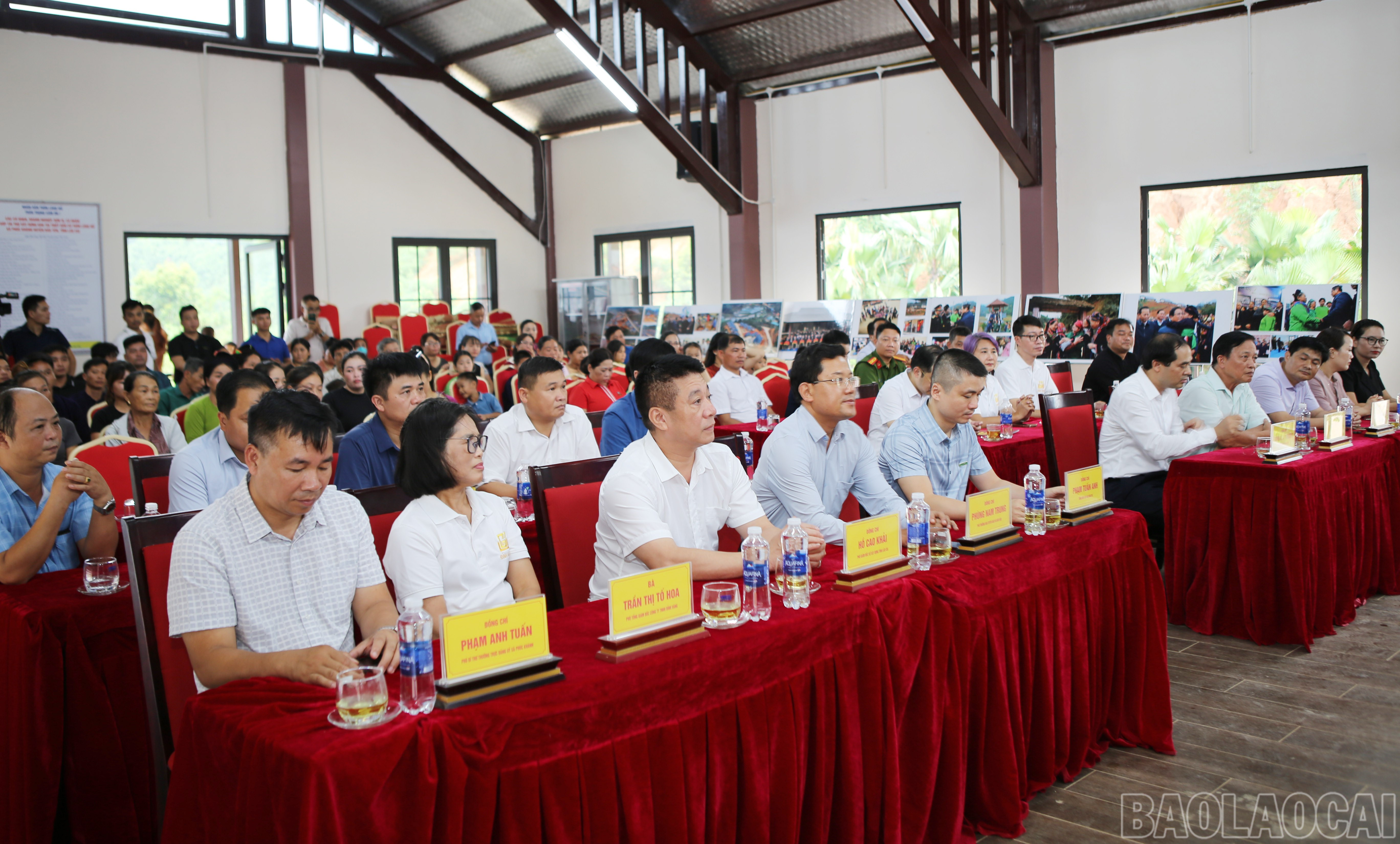 Các đại biểu dự buổi lễ. baolaocai-br_1.jpg