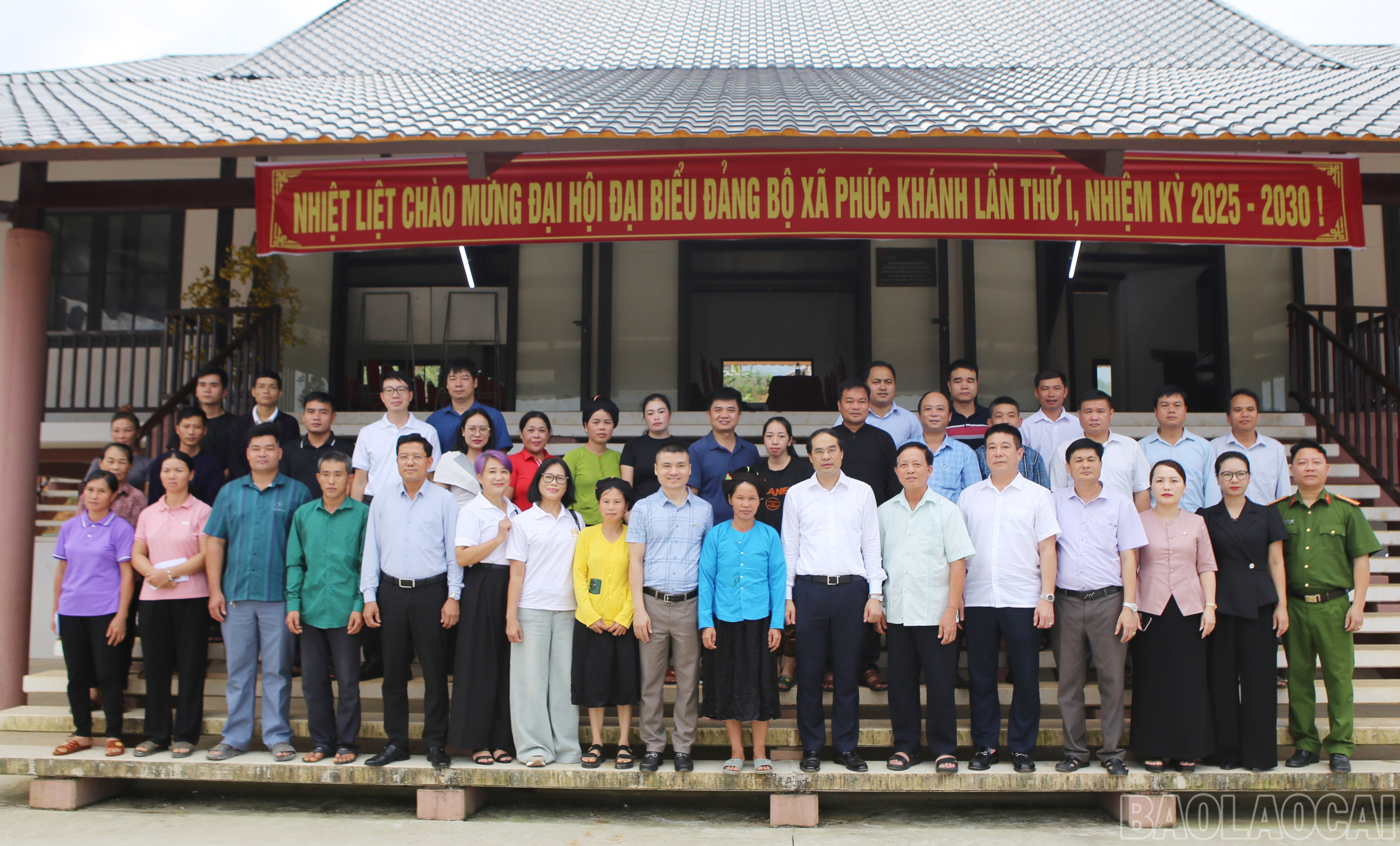 Các đại biểu chụp ảnh lưu niệm với cán bộ và Nhân dân thôn Làng Nủ. baolaocai-br_7.jpg