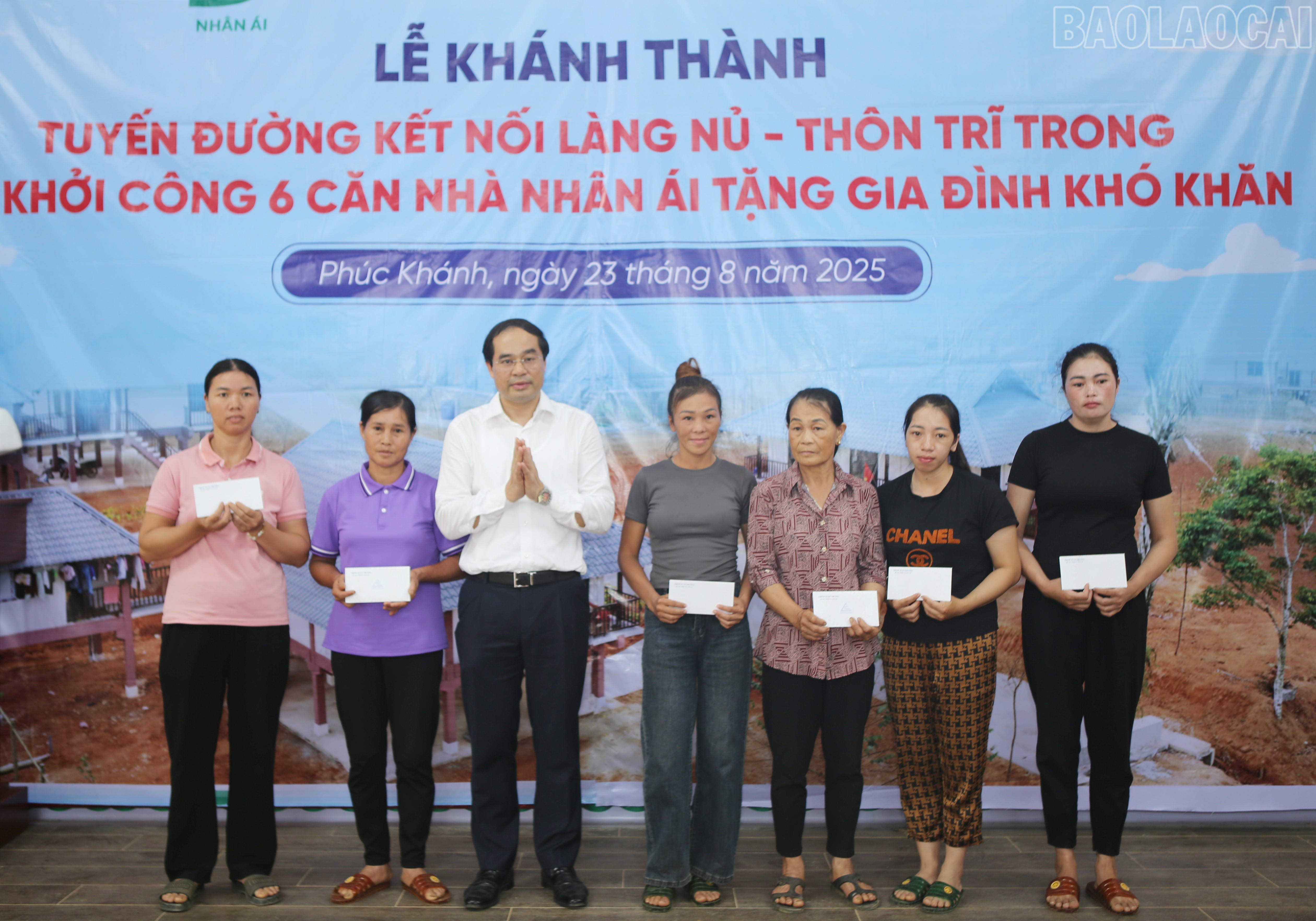 Bí thư Tỉnh ủy Trịnh Xuân Trường tặng quà các hộ có hoàn cảnh khó khăn. baolaocai-tr_2.jpg