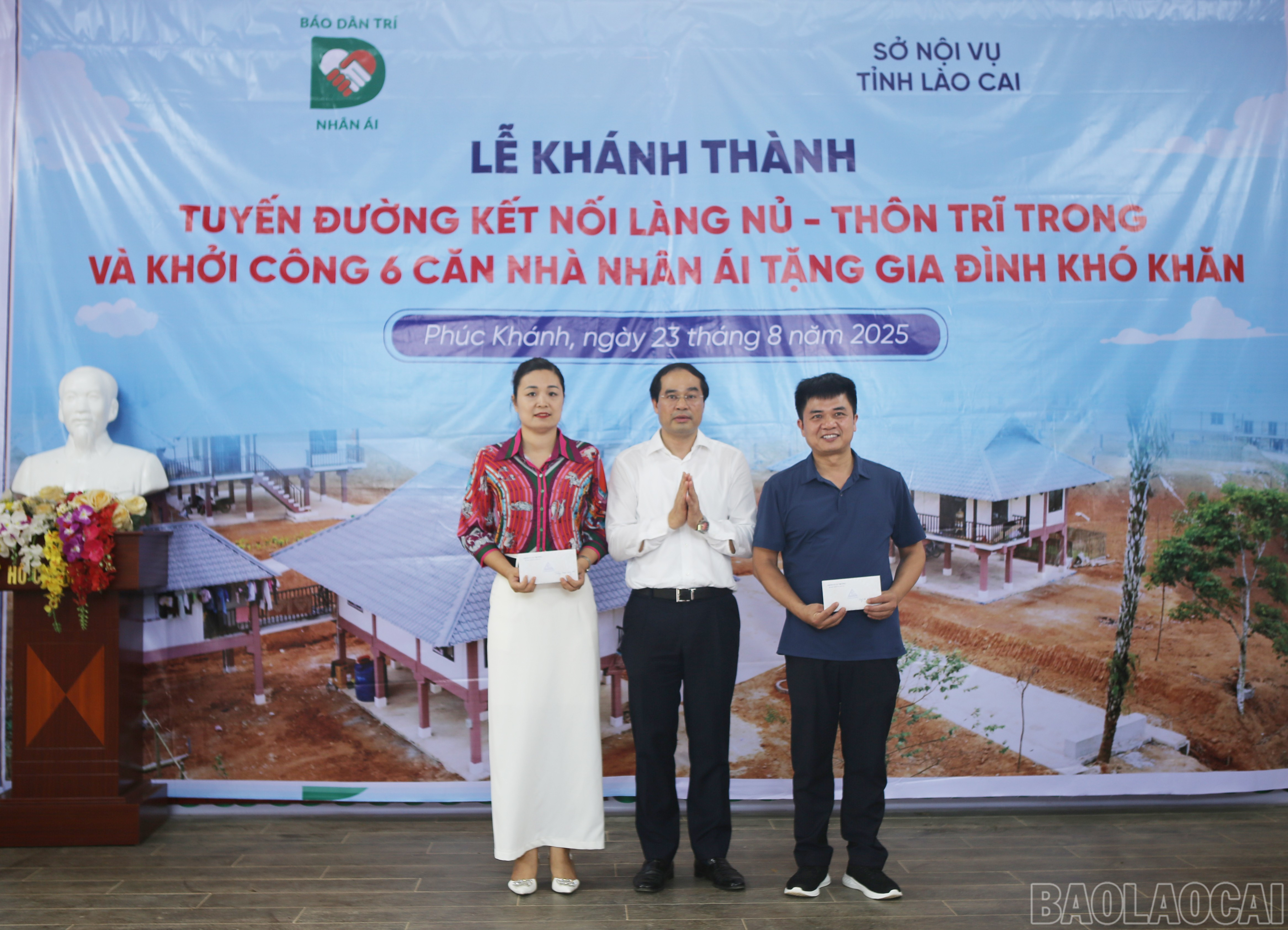 Bí thư Tỉnh ủy Trịnh Xuân Trường tặng quà điểm trường mầm non, tiểu học thôn Làng Nủ. baolaocai-br_3.jpg