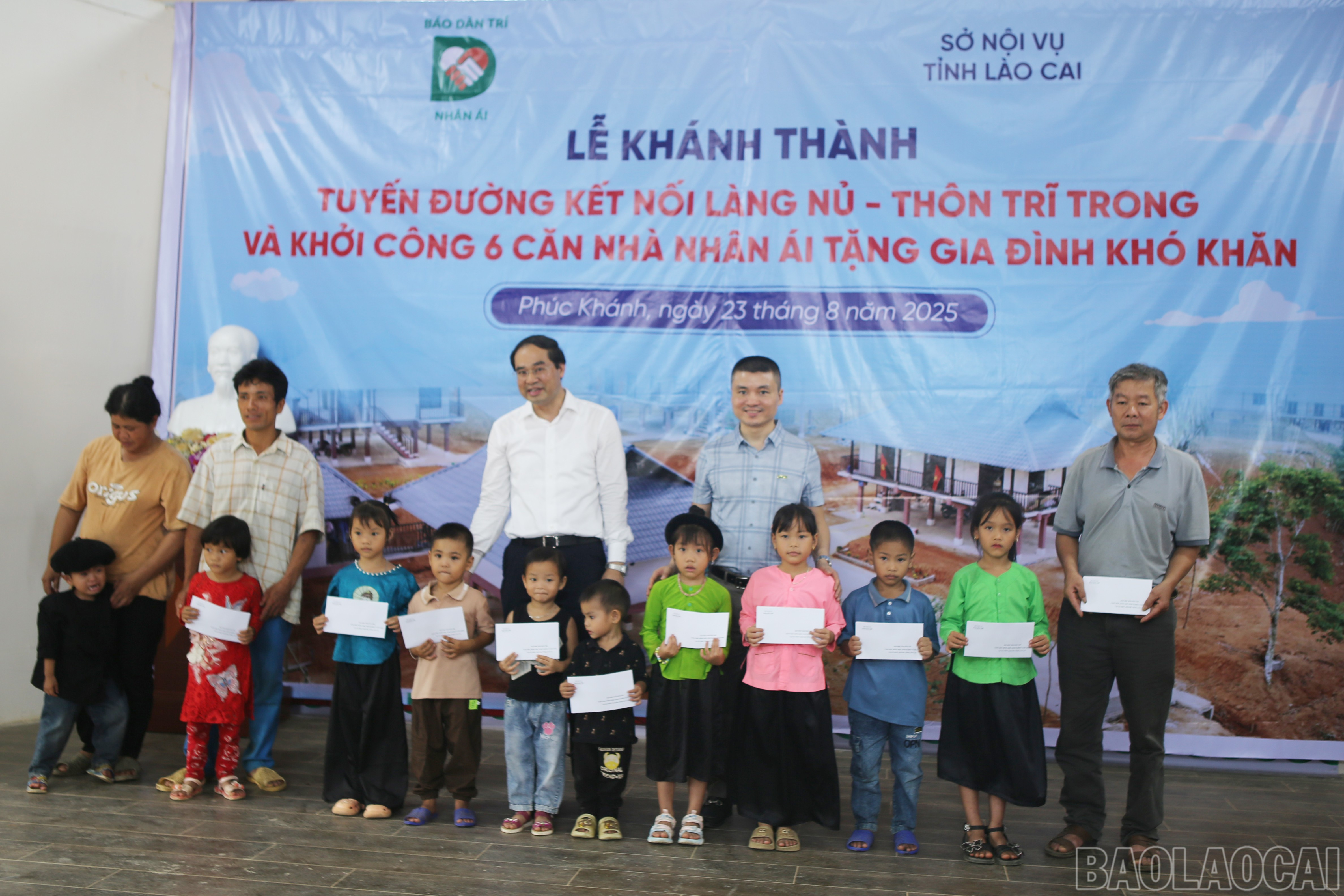 Tổng Biên tập Báo Dân trí Phạm Tuấn Anh và Bí thư Tỉnh ủy Trịnh Xuân Trường tặng quà cho học sinh có hoàn cảnh khó khăn thôn Làng Nủ. baolaocai-br_4.jpg
