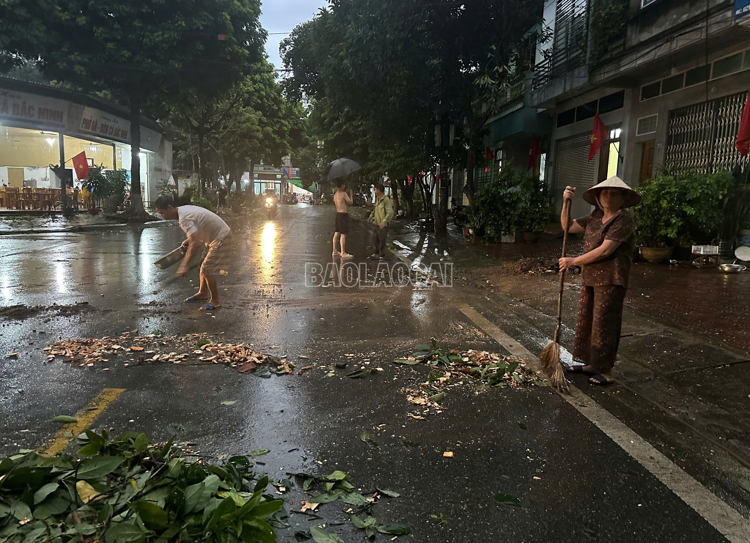 Người dân phường Cam Đường khắc phục hậu quả do dông lốc gây ra. baolaocai-c_14.jpg