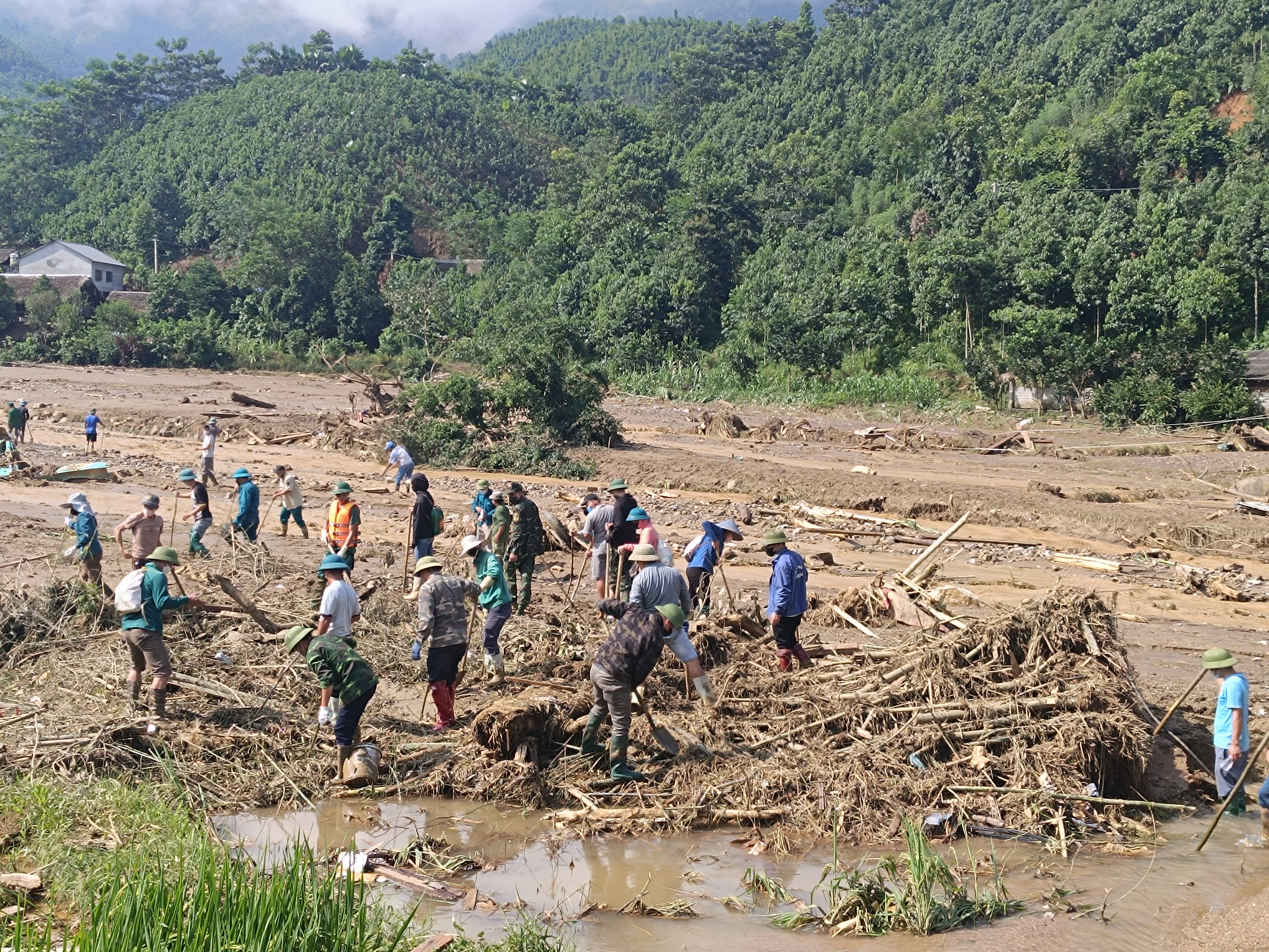 Các lực lượng tham gia tìm kiếm, cứu nạn tại thôn Làng Nủ, xã Phúc Khánh, huyện Bảo Yên.