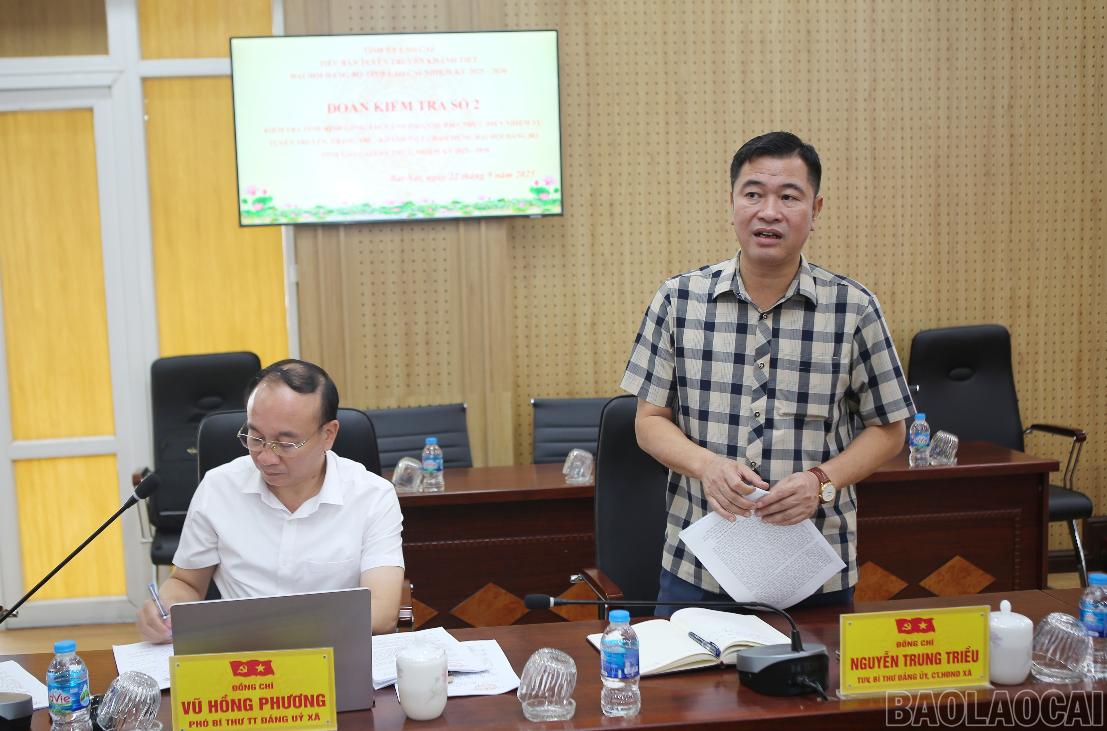 Đồng chí Nguyễn Trung Triều - Bí thư Đảng ủy xã Bát Xát báo cáo công tác tuyên truyền trên địa bàn thời gian qua. baolaocai-br_bx-2.jpg