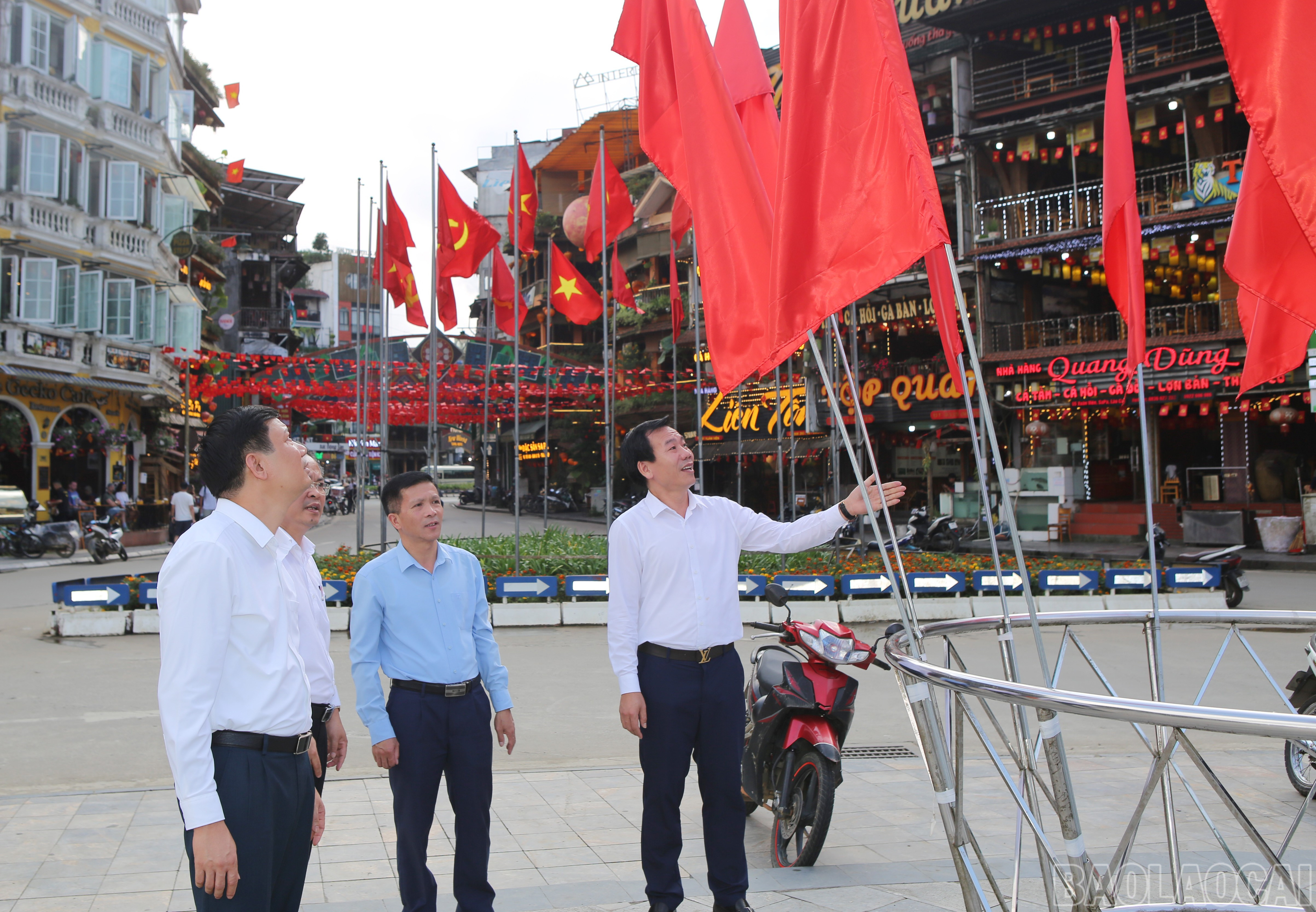Đoàn công tác kiểm tra công tác tuyên truyền, khánh tiết tại một số tuyến phố chính. baolaocai-br_sp-8.jpg