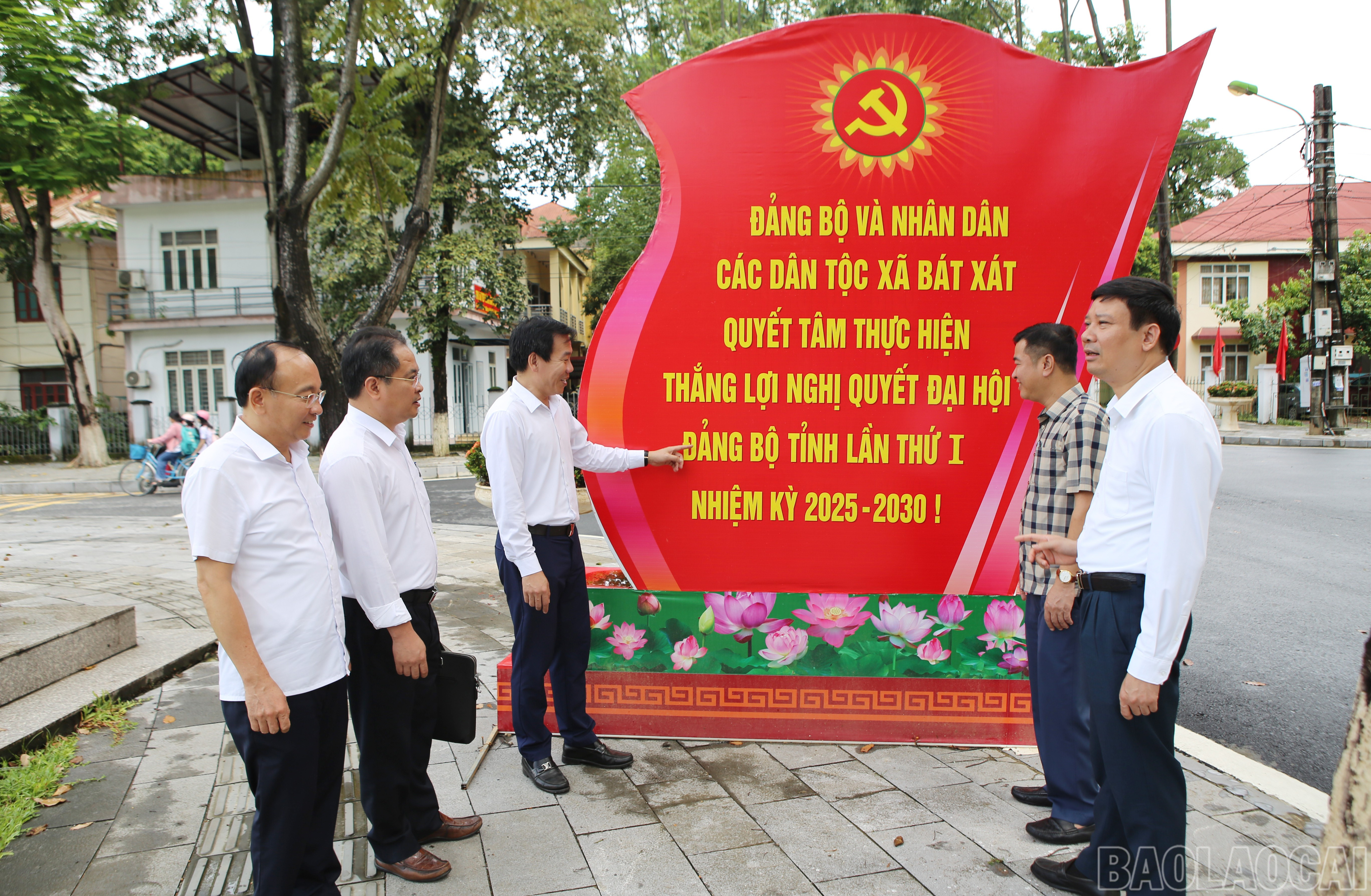 Đoàn công tác kiểm tra thực tế công tác truyên truyền, cổ động trực quan tại khu vực trung tâm xã Bát Xát. baolaocai-br_bx-9.jpg