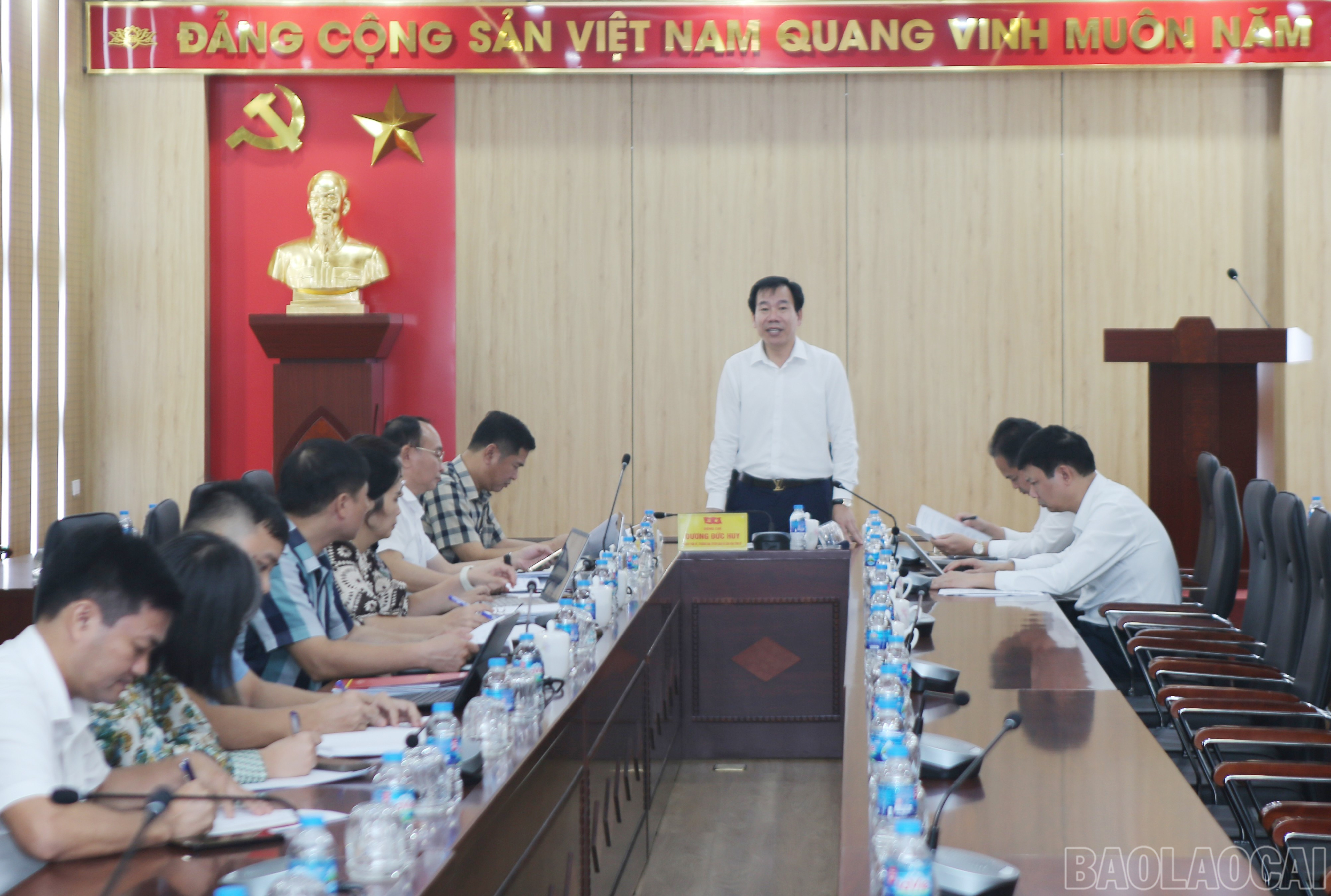 Đồng chí Dương Đức Huy - Trưởng Ban Tuyên giáo và Dân vận Tỉnh ủy phát biểu chỉ đạo. baolaocai-br_bx-8-770.jpg