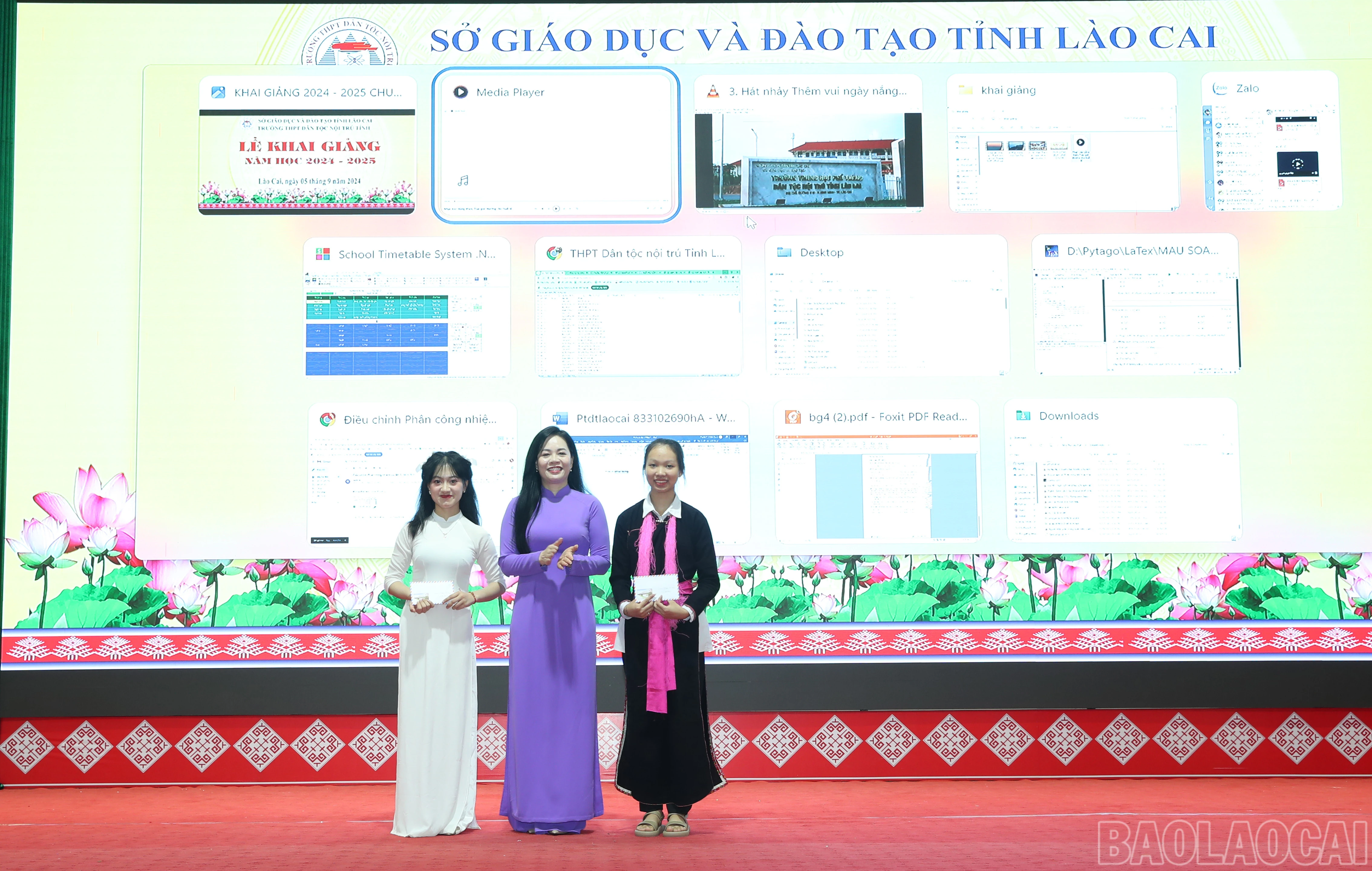 Khen thưởng cho các học sinh xuất sắc.