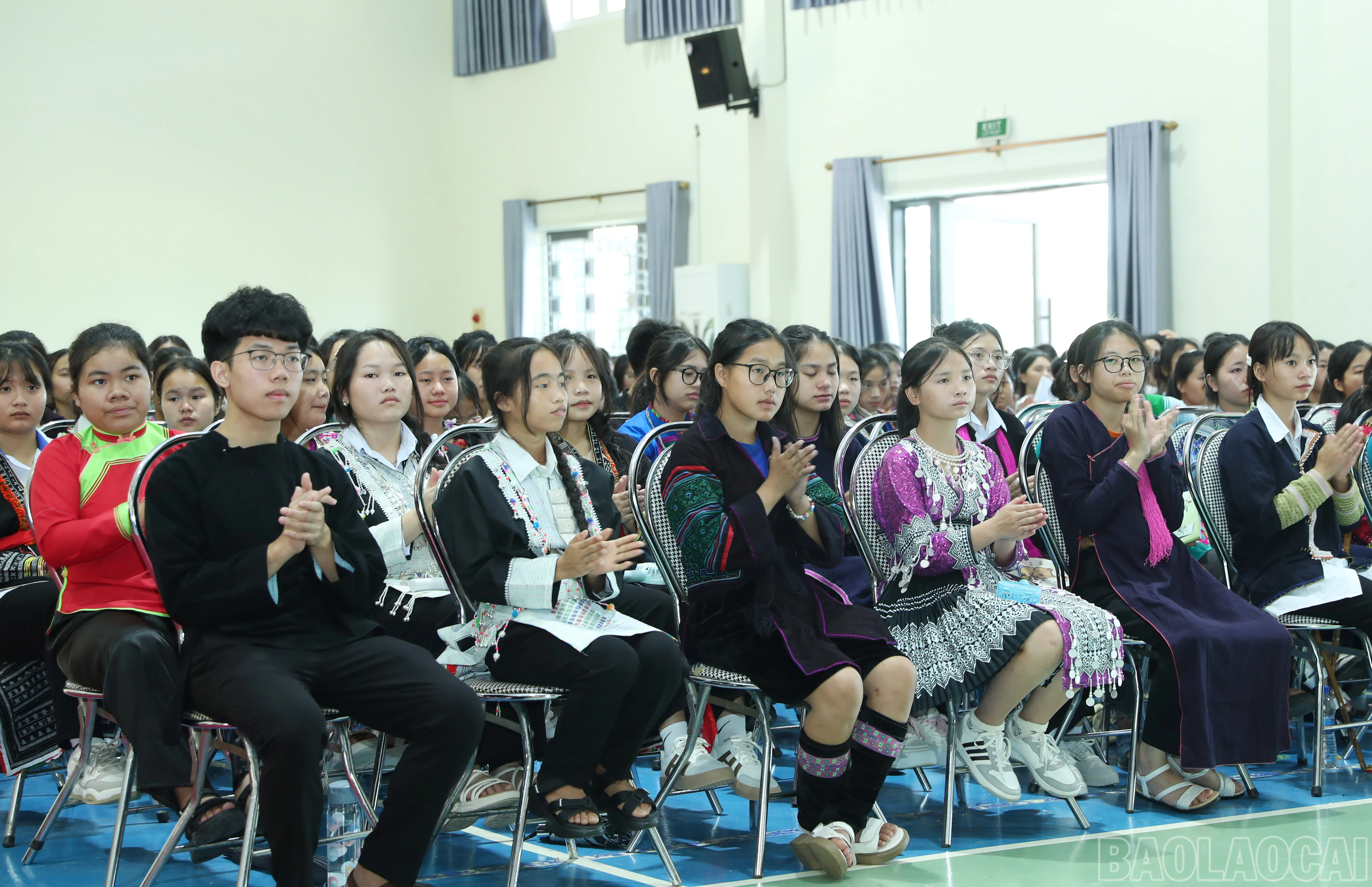 Các em học sinh nhà trường tham dự lễ khai giảng.