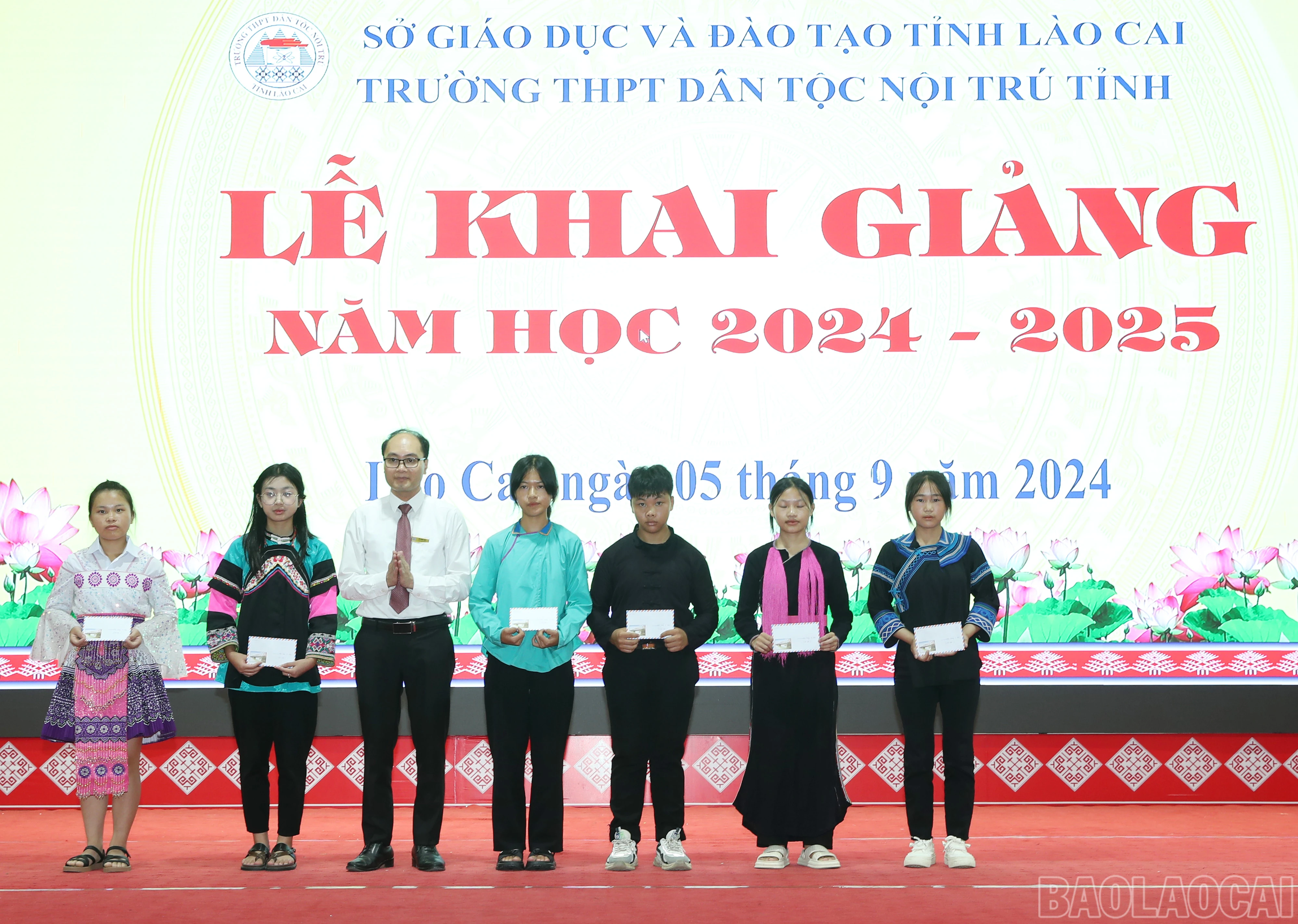 Trao học bổng cho các học sinh nghèo vượt khó.