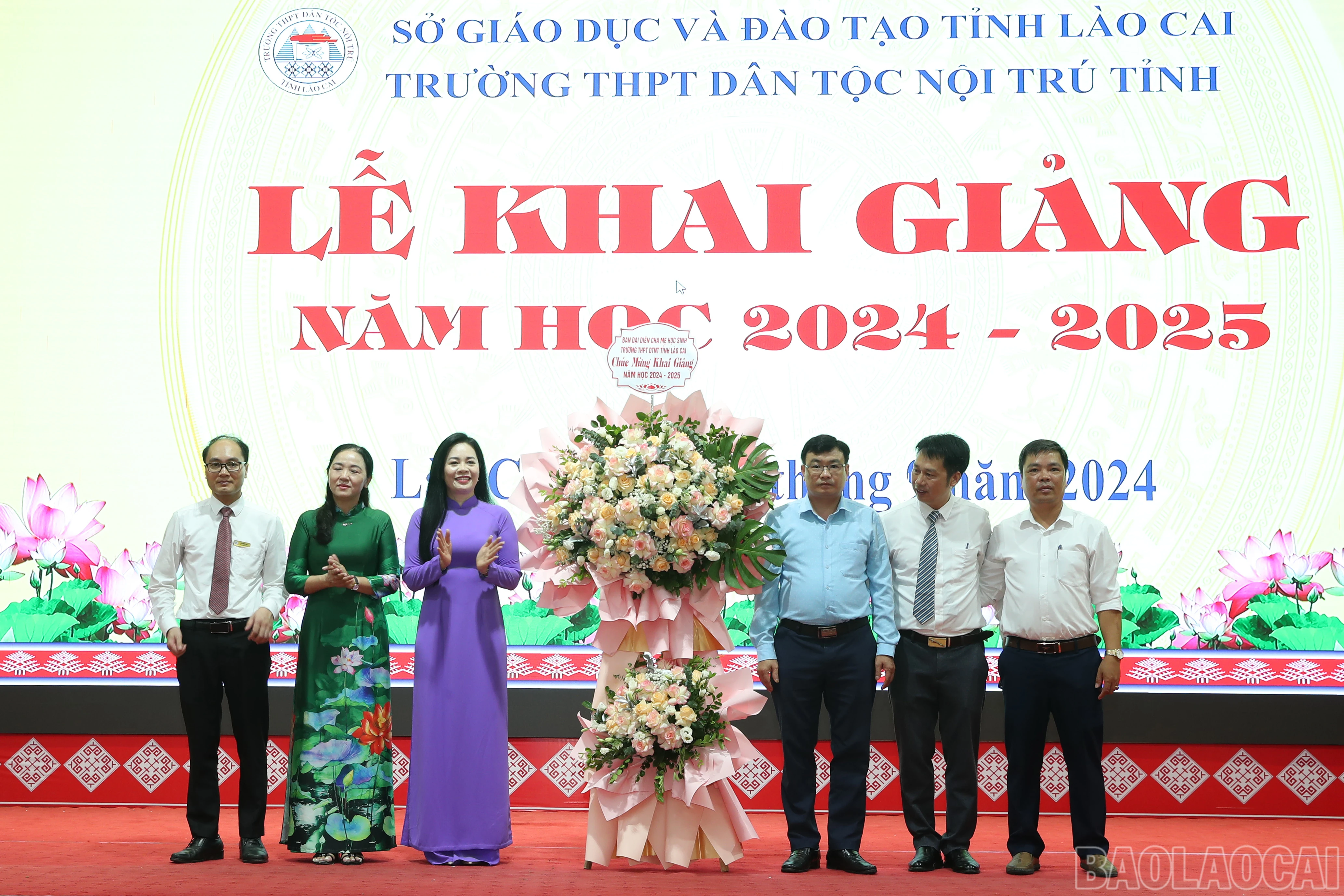 Ban Đại diện Phụ huynh học sinh nhà trường tặng hoa chúc mừng khai giảng năm học mới.