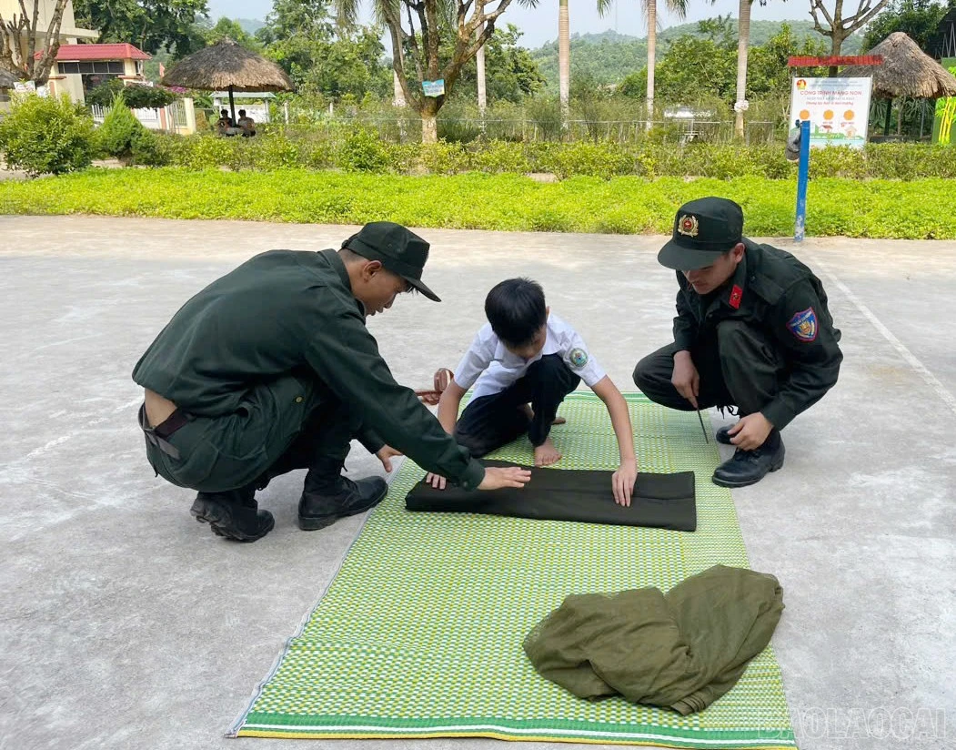 Tiểu đoàn phối hợp với Đoàn thanh niên xã Bảo Thắng rèn luyện kỹ năng sống cho học sinh tiểu học và THCS trên địa bàn xã.
