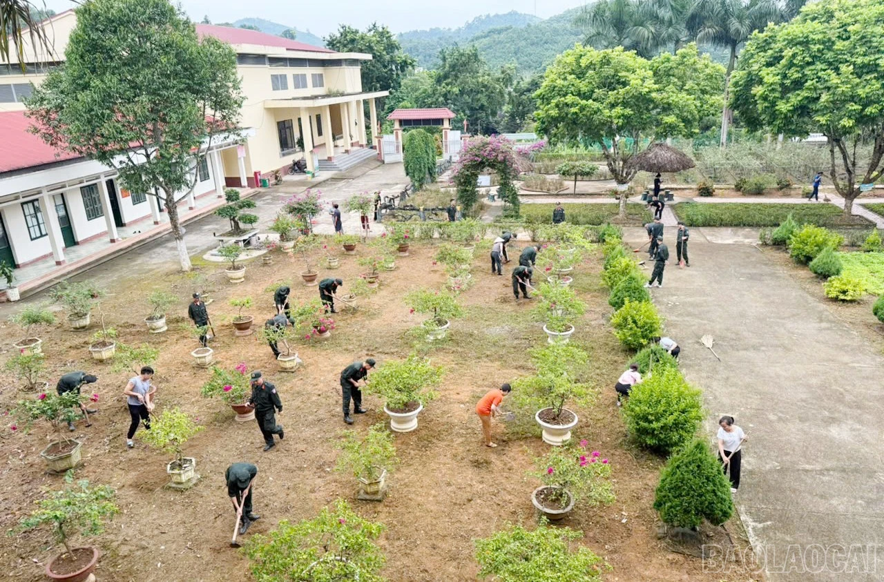 Tiểu đoàn Cảnh sát cơ động số 4 tham gia cải tạo cảnh quan tại Trường THCS số 3 Thái Niên.