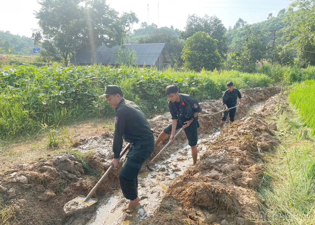 Cán bộ, chiến sĩ chung tay hỗ trợ địa phương xây dựng nông thôn mới và giúp đỡ hộ dân có hoàn cảnh khó khăn.