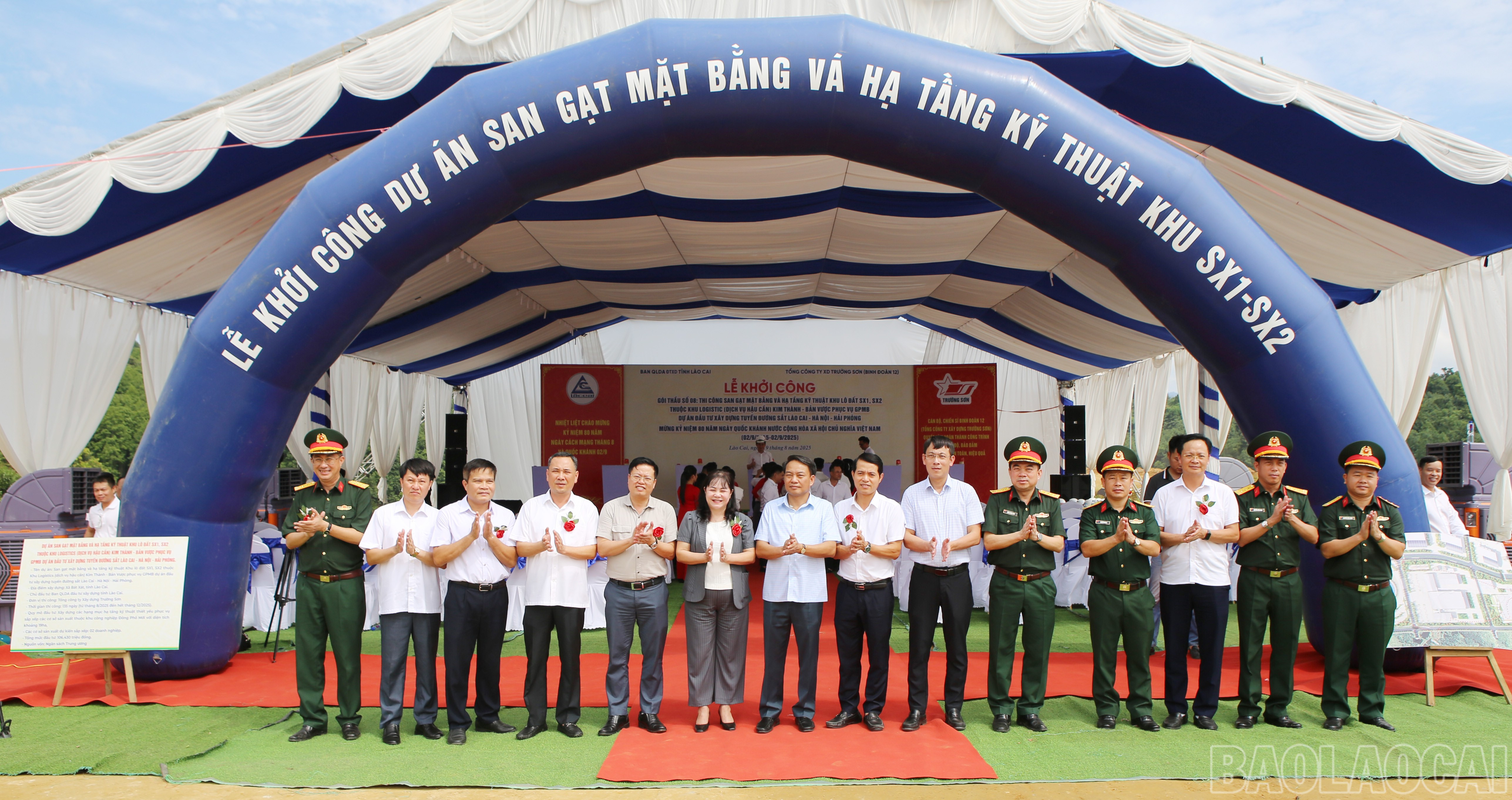 Phó Chủ tịch HĐND tỉnh Hoàng Thị Thanh Bình chụp ảnh lưu niệm với chủ đầu tư, đơn vị tư vấn thiết kế, nhà thầu thi công. baolaocai-br_5.jpg