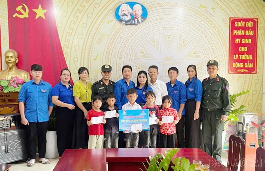 Tặng quà cho học sinh có hoàn cảnh khó khăn.