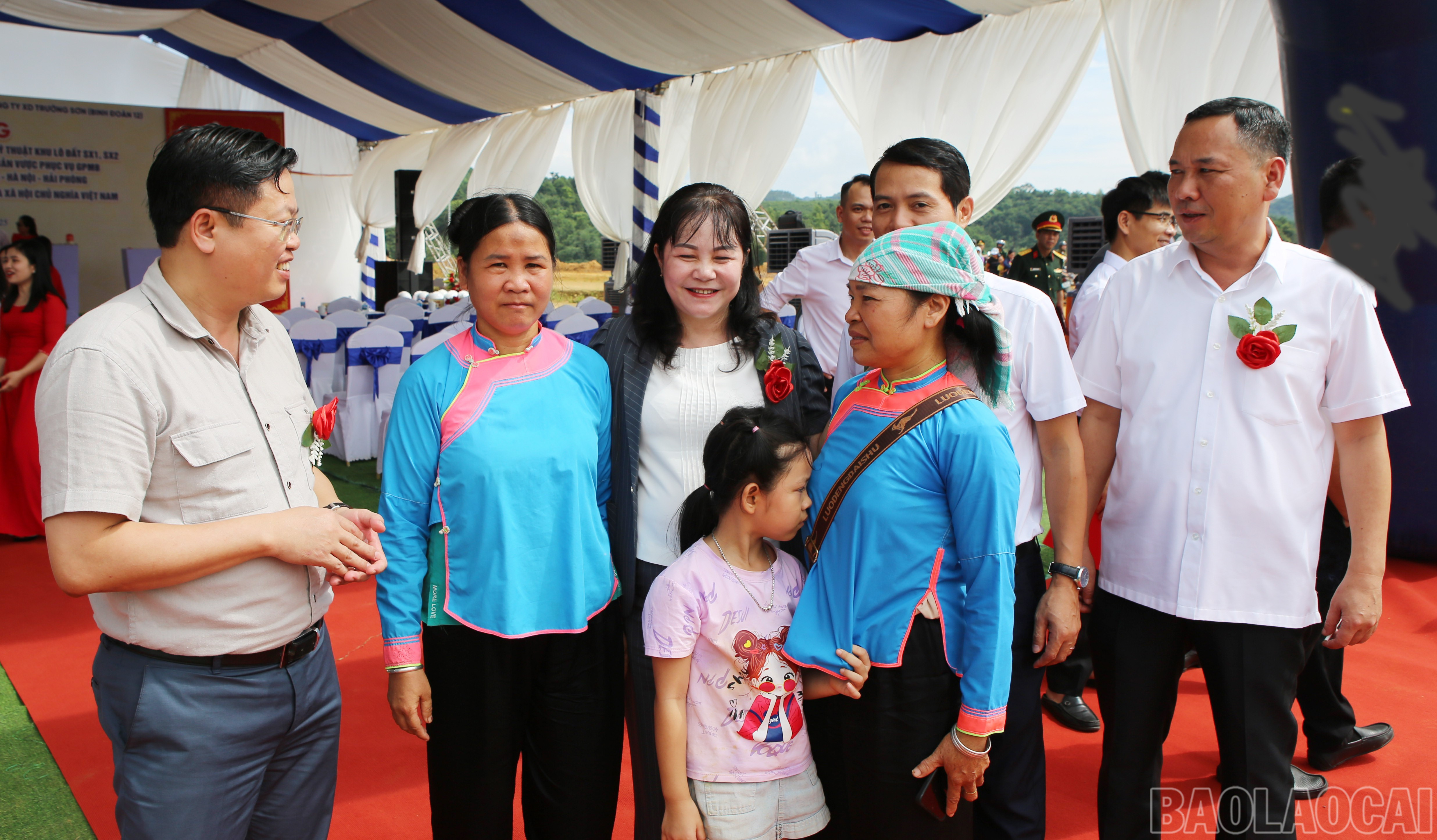 Phó Chủ tịch HĐND tỉnh Hoàng Thị Thanh Bình trò chuyện với người dân và một số hộ nằm trong diện giải phóng mặt bằng. baolaocai-br_8.jpg