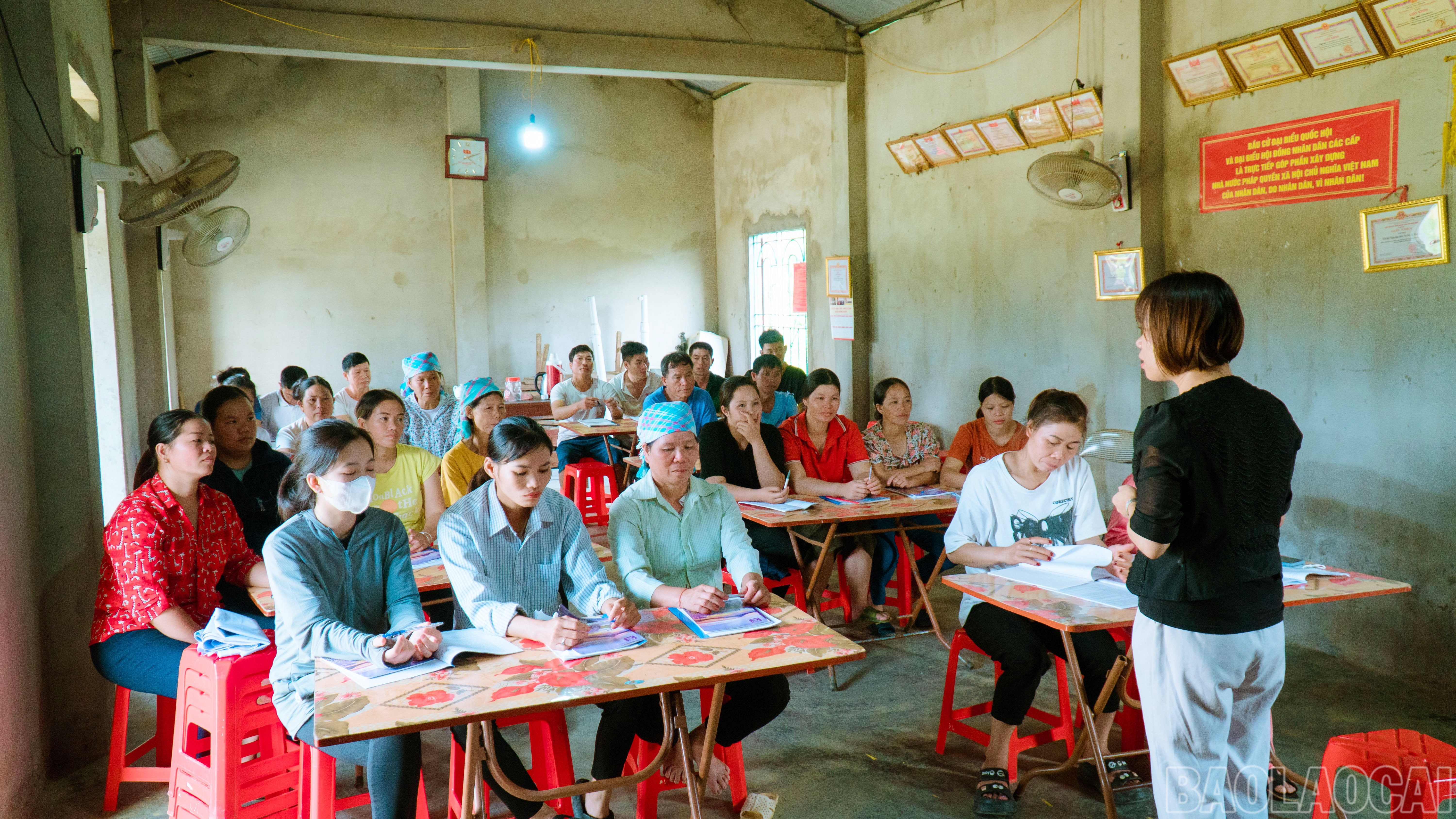 Tổ chức tập huấn, nâng cao kiến thức cho hội viên phụ nữ. baolaocai-br_7.jpg