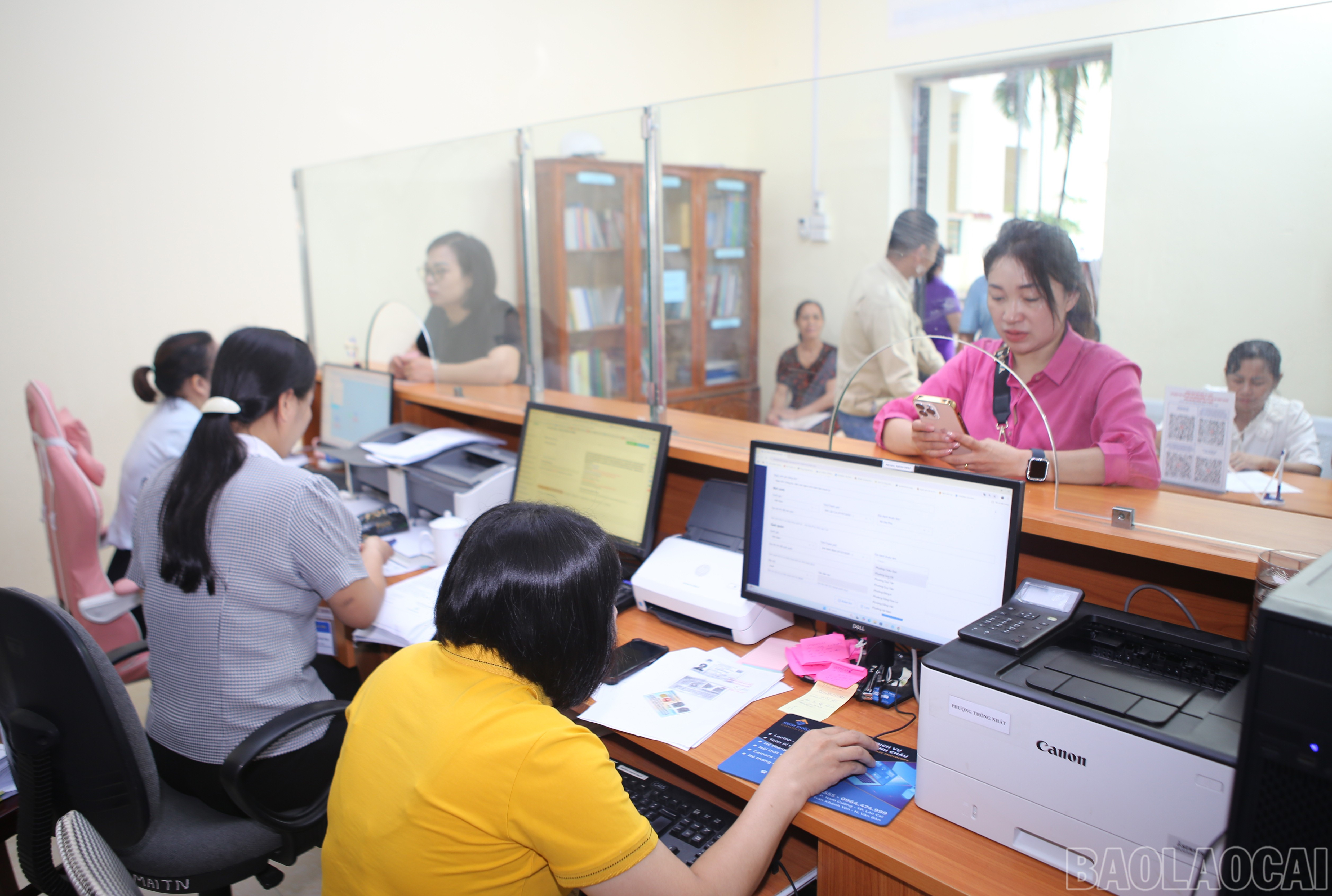 Trung tâm Phục vụ hành chính công xã Gia Phú tiếp nhận hơn 50 thủ tục hành chính của người dân trong ngày đầu tiên triển khai. baolaocai-br_2-4873.jpg
