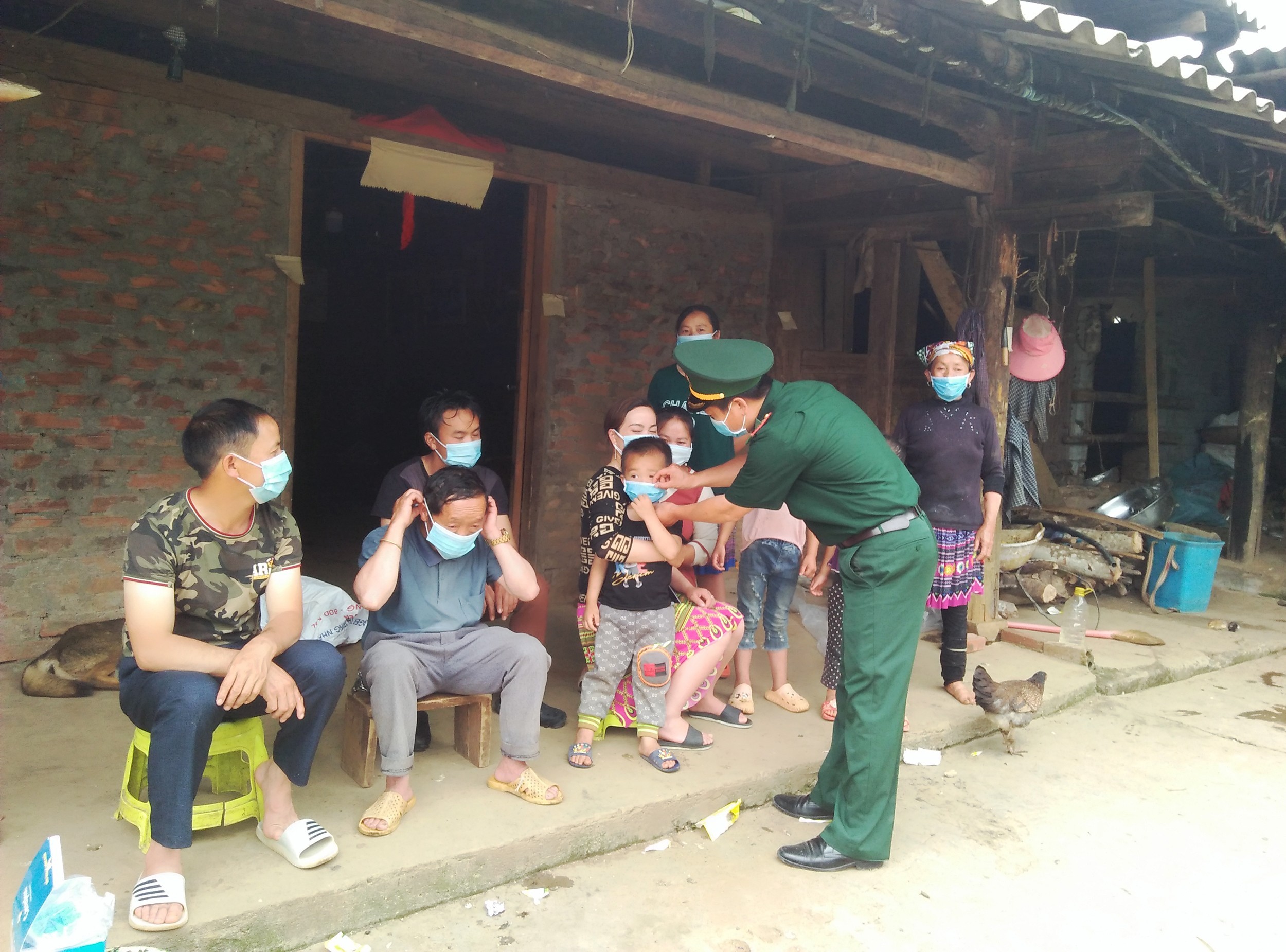 Bộ đội Biên phòng tuyên truyền phòng, chống dịch Covid-19 khu vực biên giới. pha-long-4.jpg