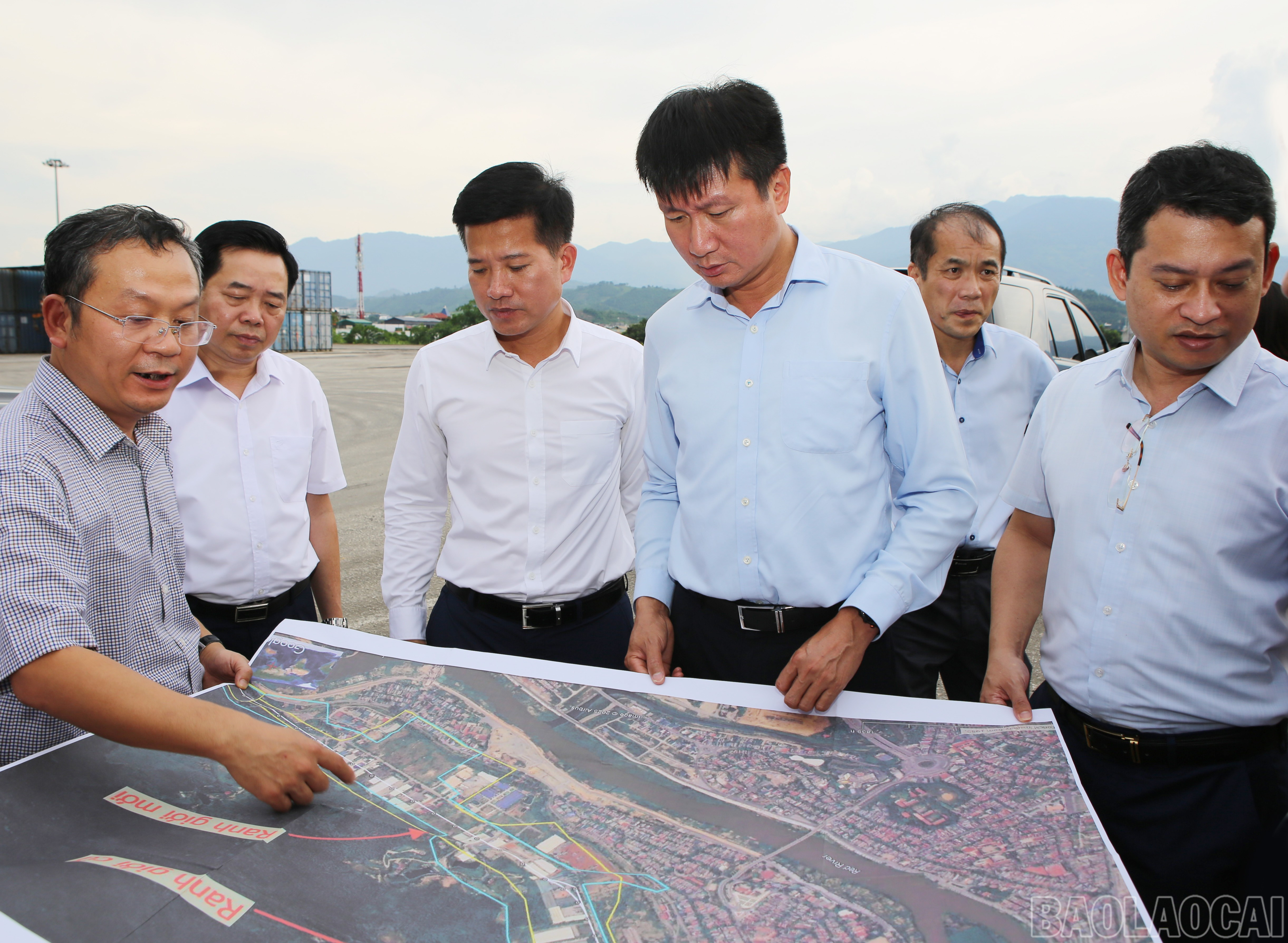 Lãnh đạo phường Lào Cai báo cáo tiến độ triển khai thực hiện dự án trên địa bàn. baolaocai-br_1-6553.jpg