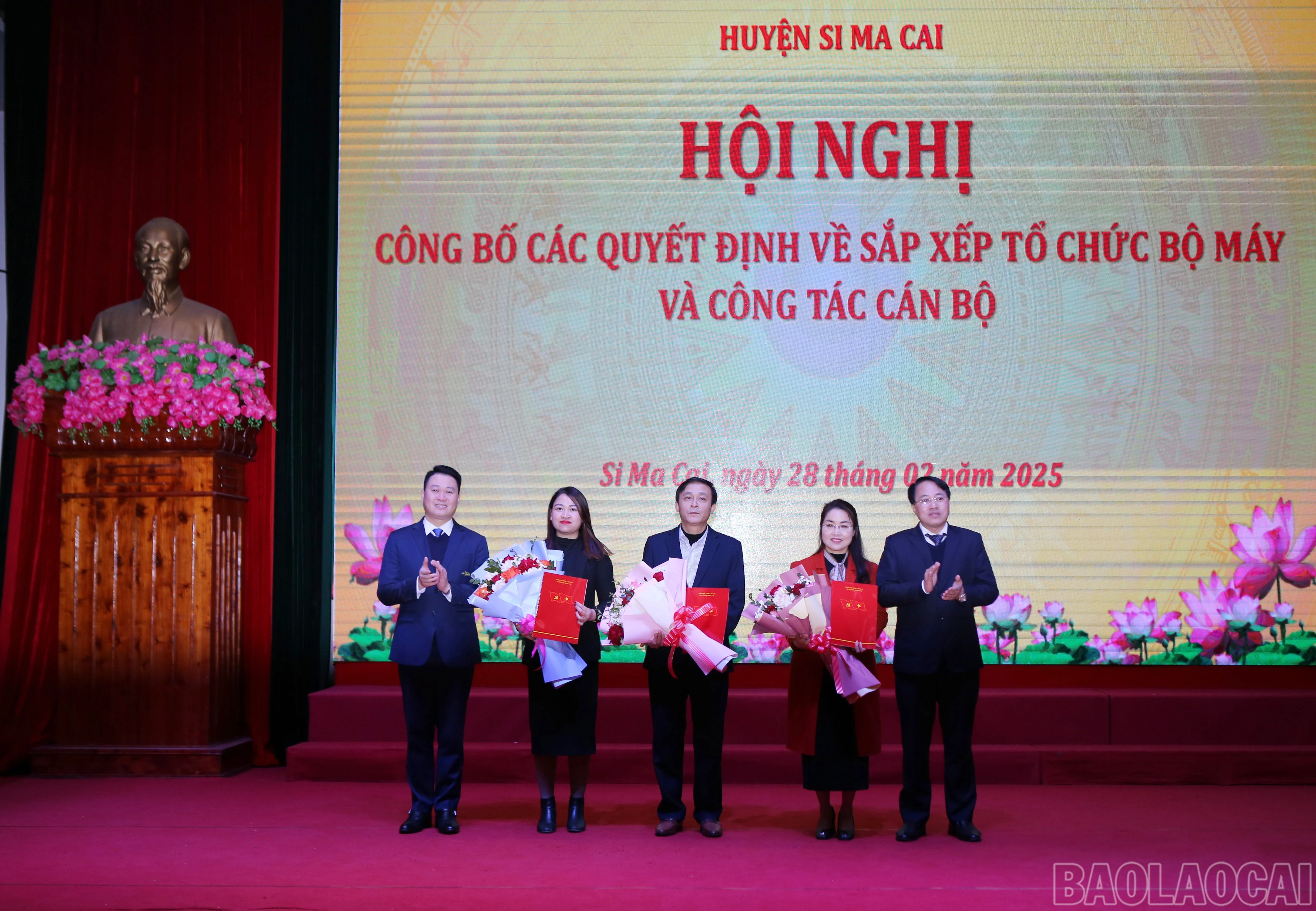 Trao quyết định thành lập và bổ nhiệm lãnh đạo quản lý Phòng Nội vụ huyện.