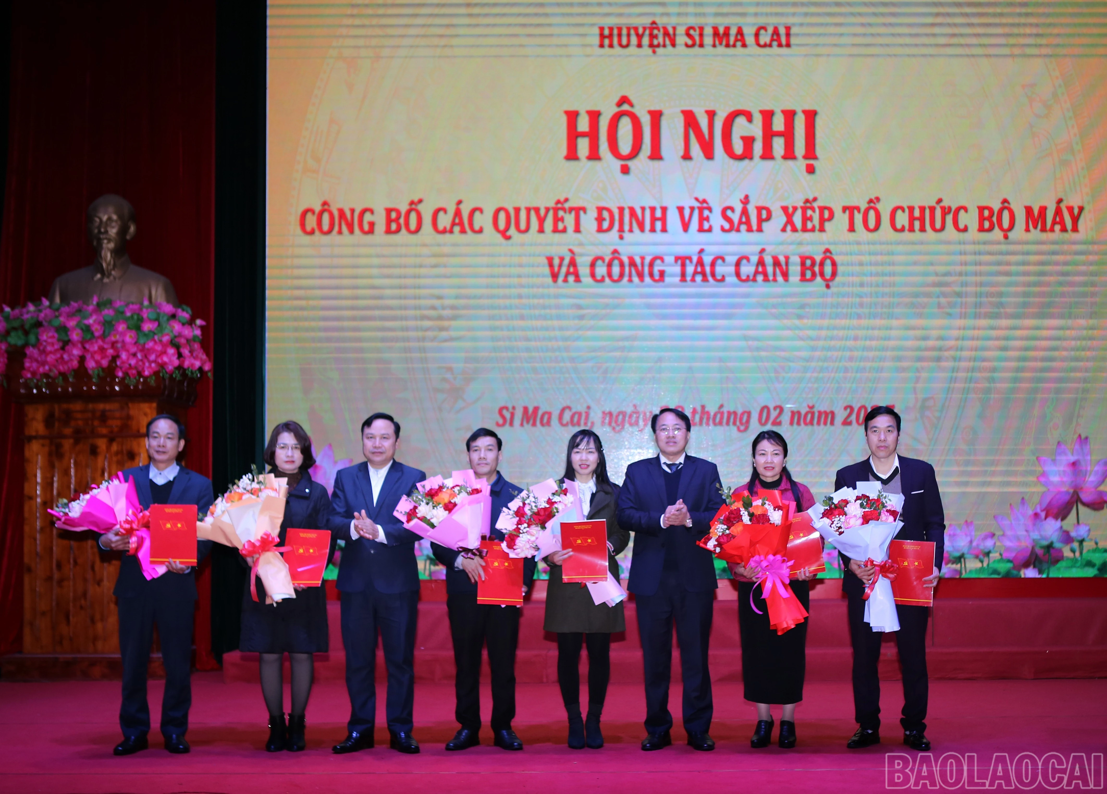 Công bố các quyết định điều động, bổ nhiệm lãnh đạo các cơ quan tham mưu, giúp việc Huyện ủy; điều động, chỉ định chức vụ Bí thư Đảng ủy thị trấn Si Ma Cai và xã Cán Cấu.