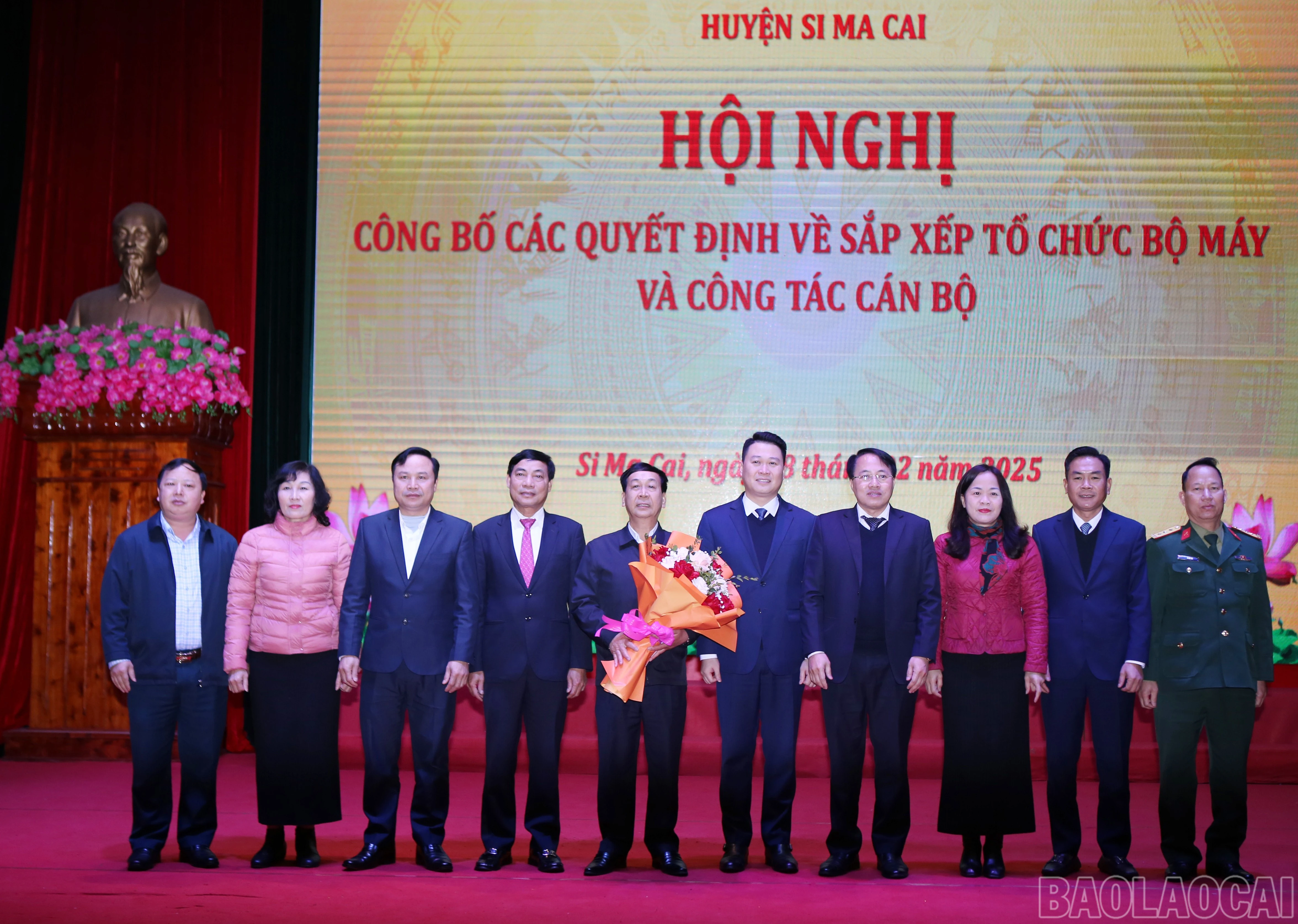 Đồng chí Đặng Văn Trịnh (cầm hoa), nguyên Trưởng Ban Tuyên giáo Huyện ủy Si Ma Cai được Chủ tịch UBND tỉnh tặng Bằng khen vì có thành tích xuất sắc trong triển khai, thực hiện Nghị quyết số 18-NQ/TW.