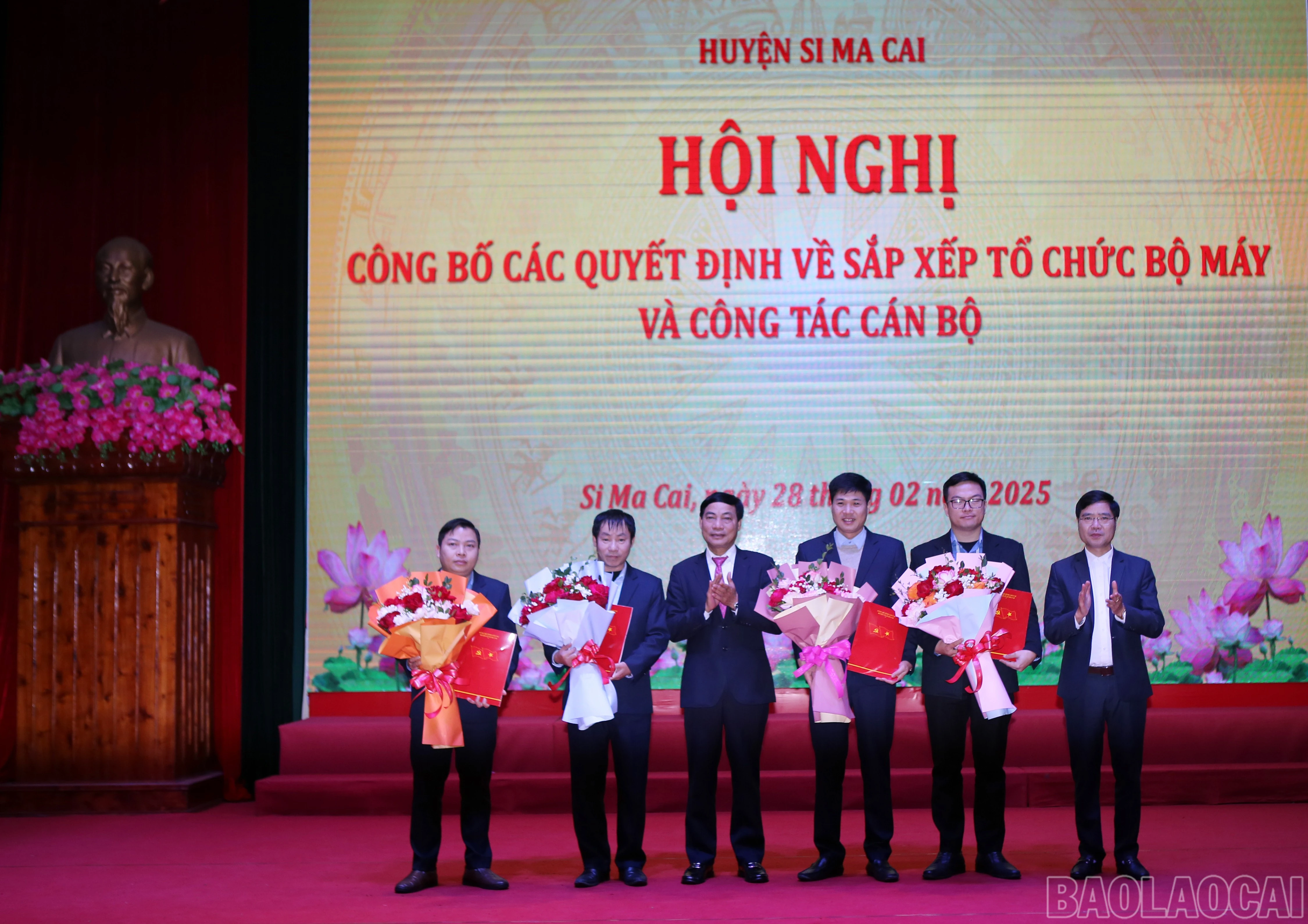 Chủ nhiệm Ủy ban Kiểm tra Tỉnh ủy - Nguyễn Văn Phúc trao quyết định thành lập và điều động, bổ nhiệm lãnh đạo Phòng Kinh tế, Hạ tầng và Đô thị huyện.