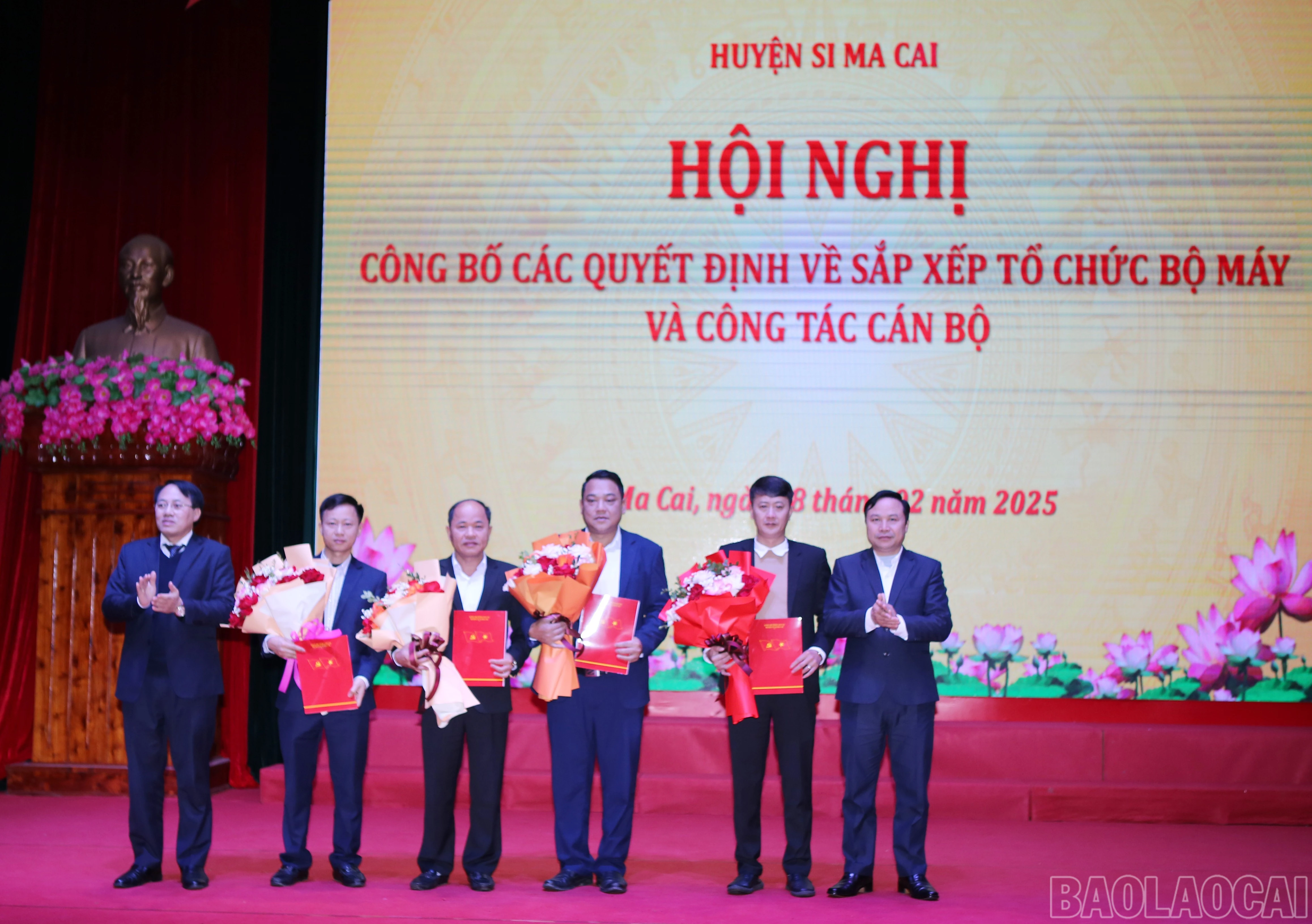 Trao quyết định thành lập và bổ nhiệm lãnh đạo quản lý Phòng Nông nghiệp và Môi trường huyện.