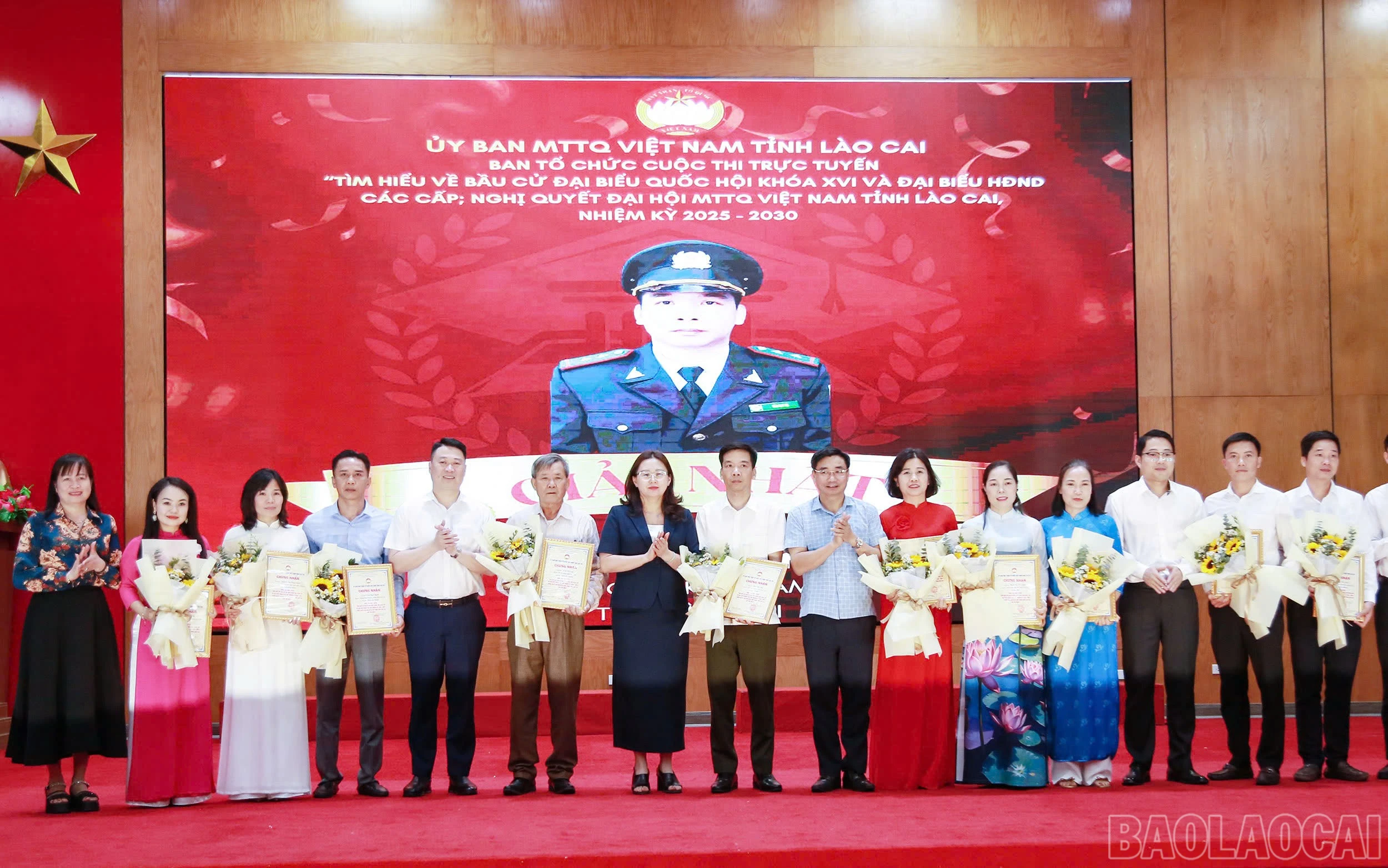 Đồng chí Giàng Thị Dung Giàng Thị Dung - Phó Bí thư Tỉnh ủy, Chủ tịch Ủy ban MTTQ Việt Nam tỉnh, Trưởng đoàn đại biểu Quốc hội tỉnh trao giải cho các cá nhân tham dự cuộc thi.