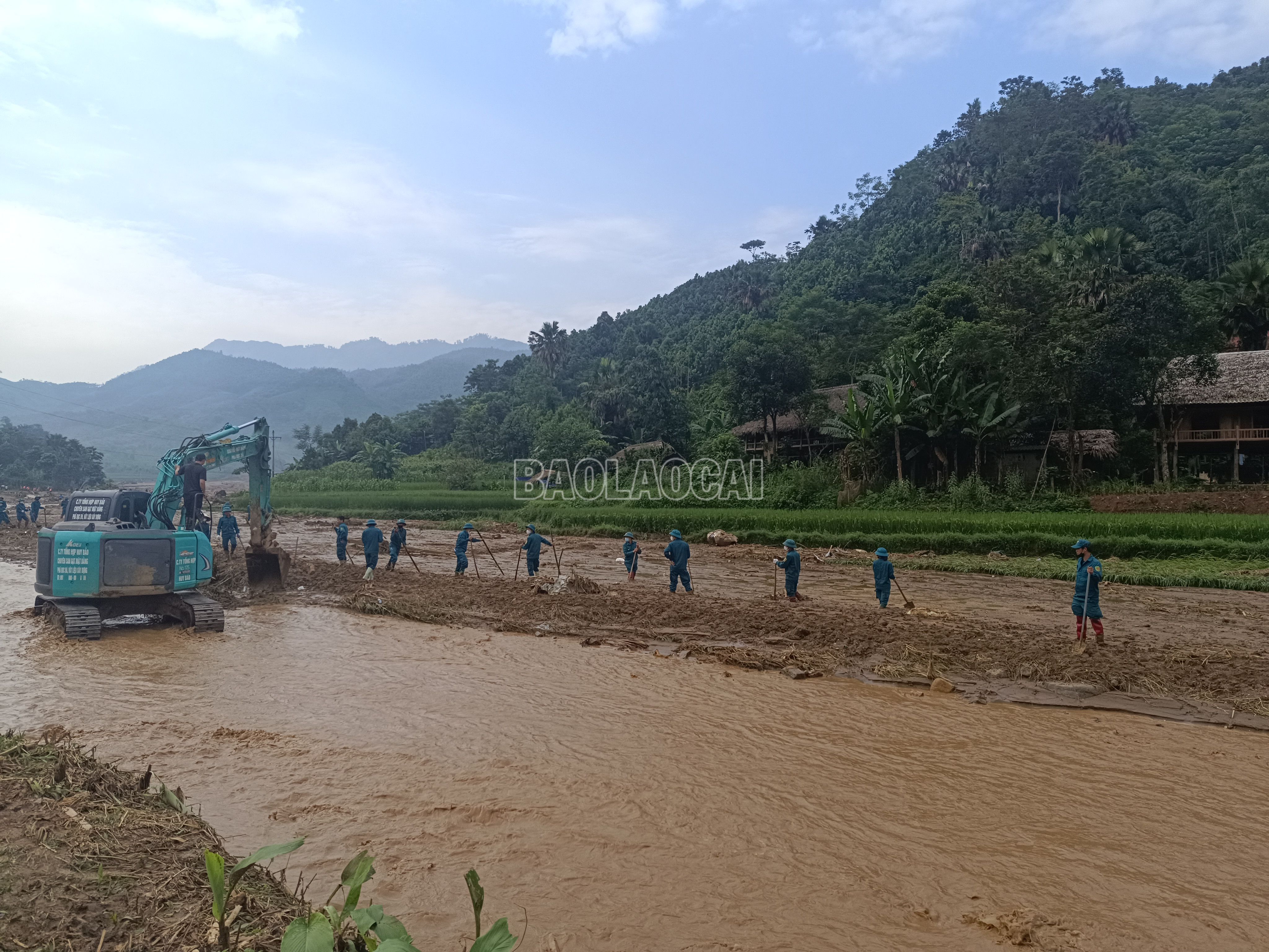 Lực lượng tại chỗ tham gia tìm kiếm, cứu nạn. IMG_20240914_073153.jpg