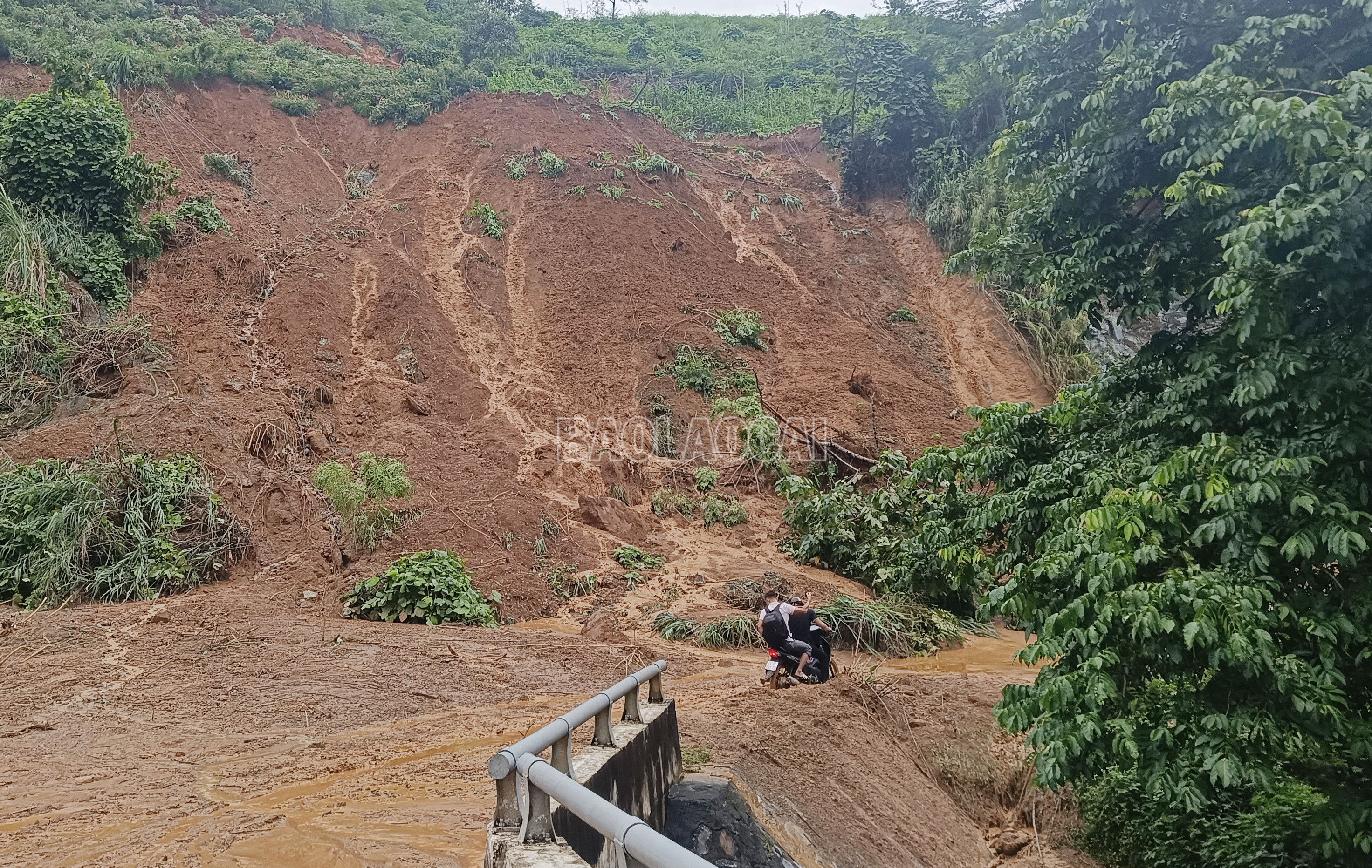 Phóng viên di chuyển qua nhiều điểm sạt lở nguy hiểm. by 2.jpg