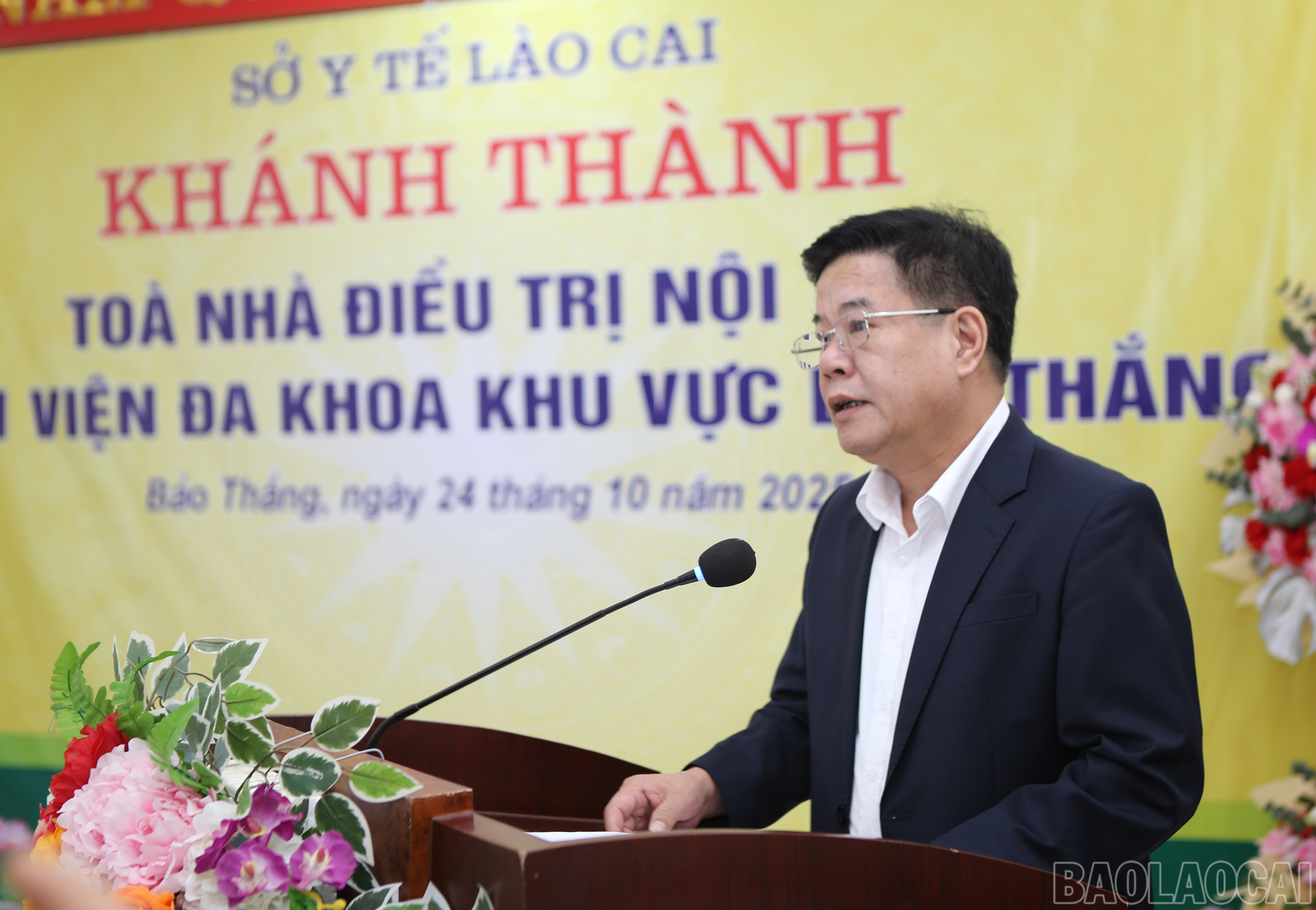 Đồng chí Hoàng Quốc Hương, Giám đốc Sở Y tế báo cáo kết quả xây dựng công trình. baolaocai-br_bt-3.jpg