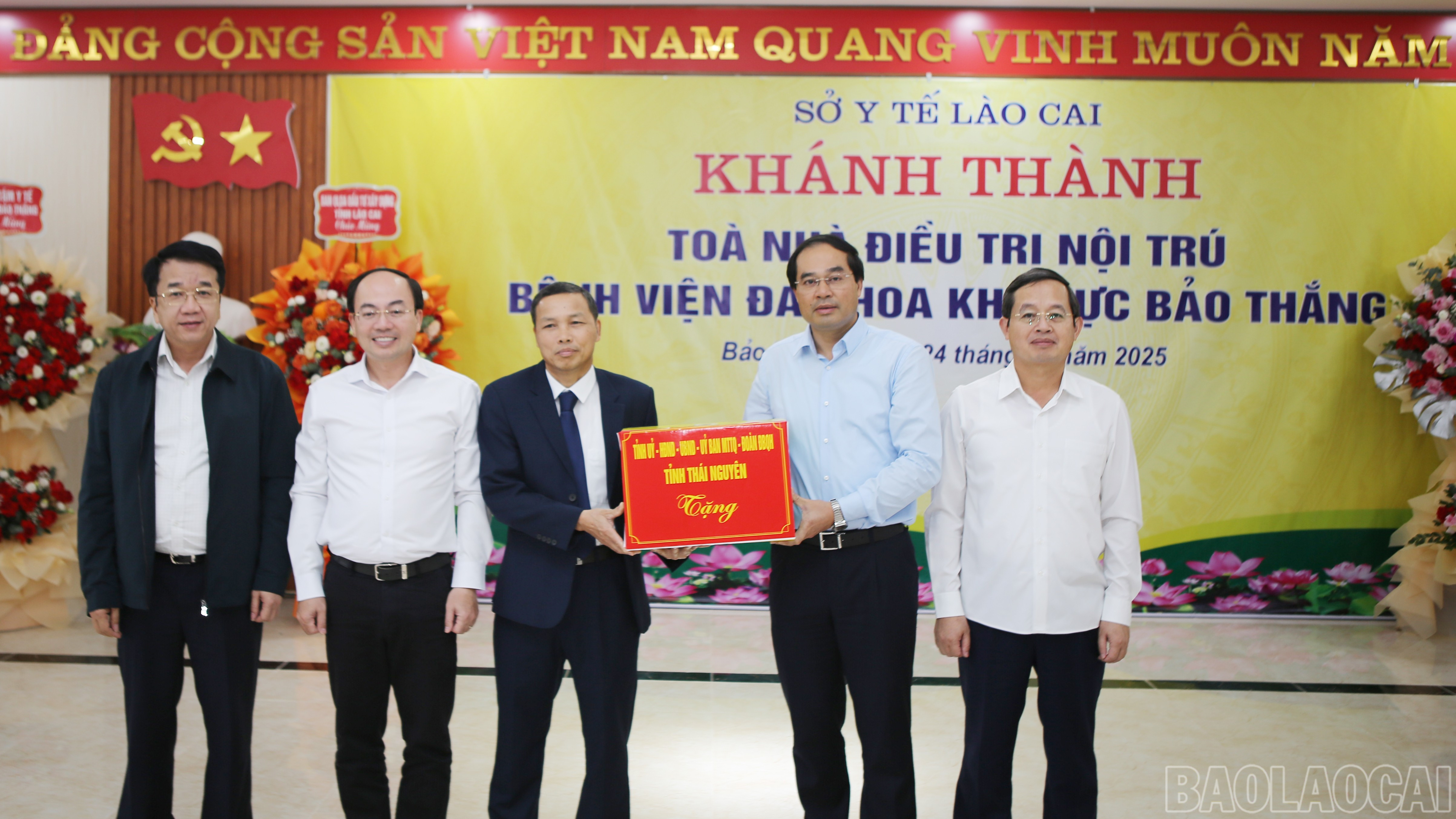 Đồng chí Trịnh Xuân Trường - Bí thư Tỉnh ủyThái Nguyên tặng quà chúc mừng. baolaocai-br_bt-4.jpg