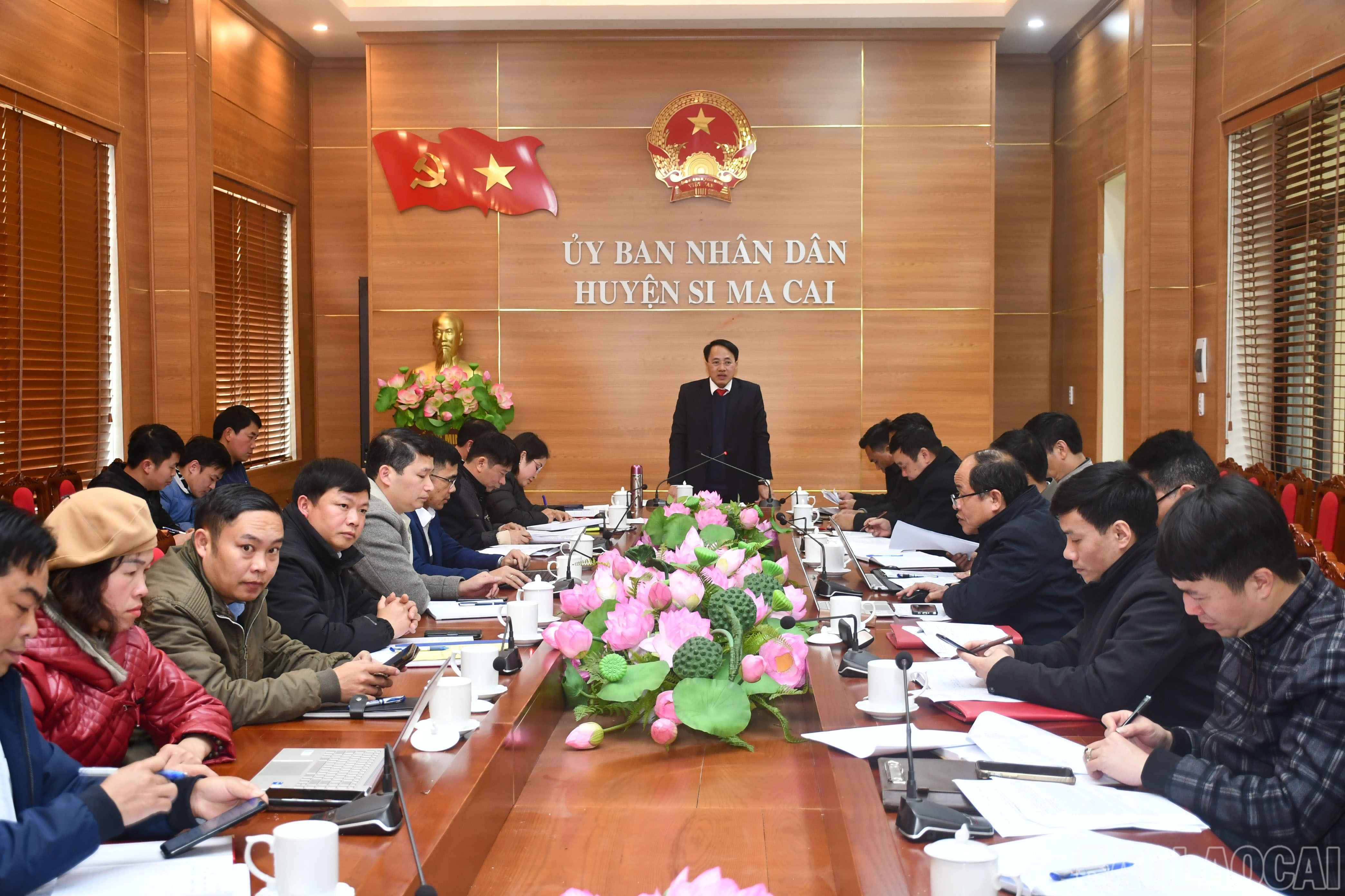 Quyền Bí thư Huyện ủy, Chủ tịch UBND huyện Hoàng Văn Dương chủ trì hội nghị triển khai các chương trình mục tiêu quốc gia trên địa bàn huyện. baolaocai-br_si-6.jpg