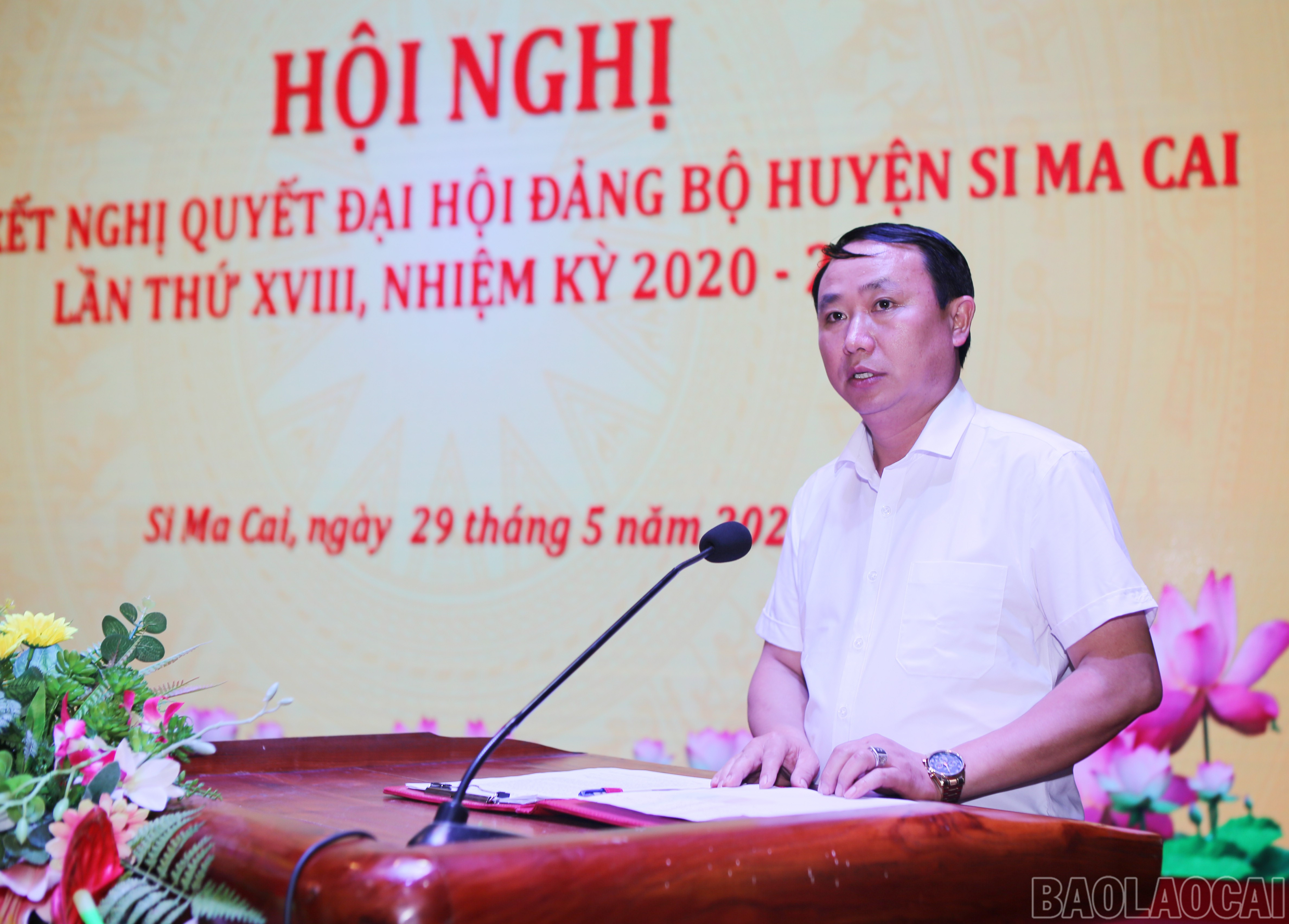 Các đại biểu tham luận tại hội nghị. baolaocai-br_s-4.jpg