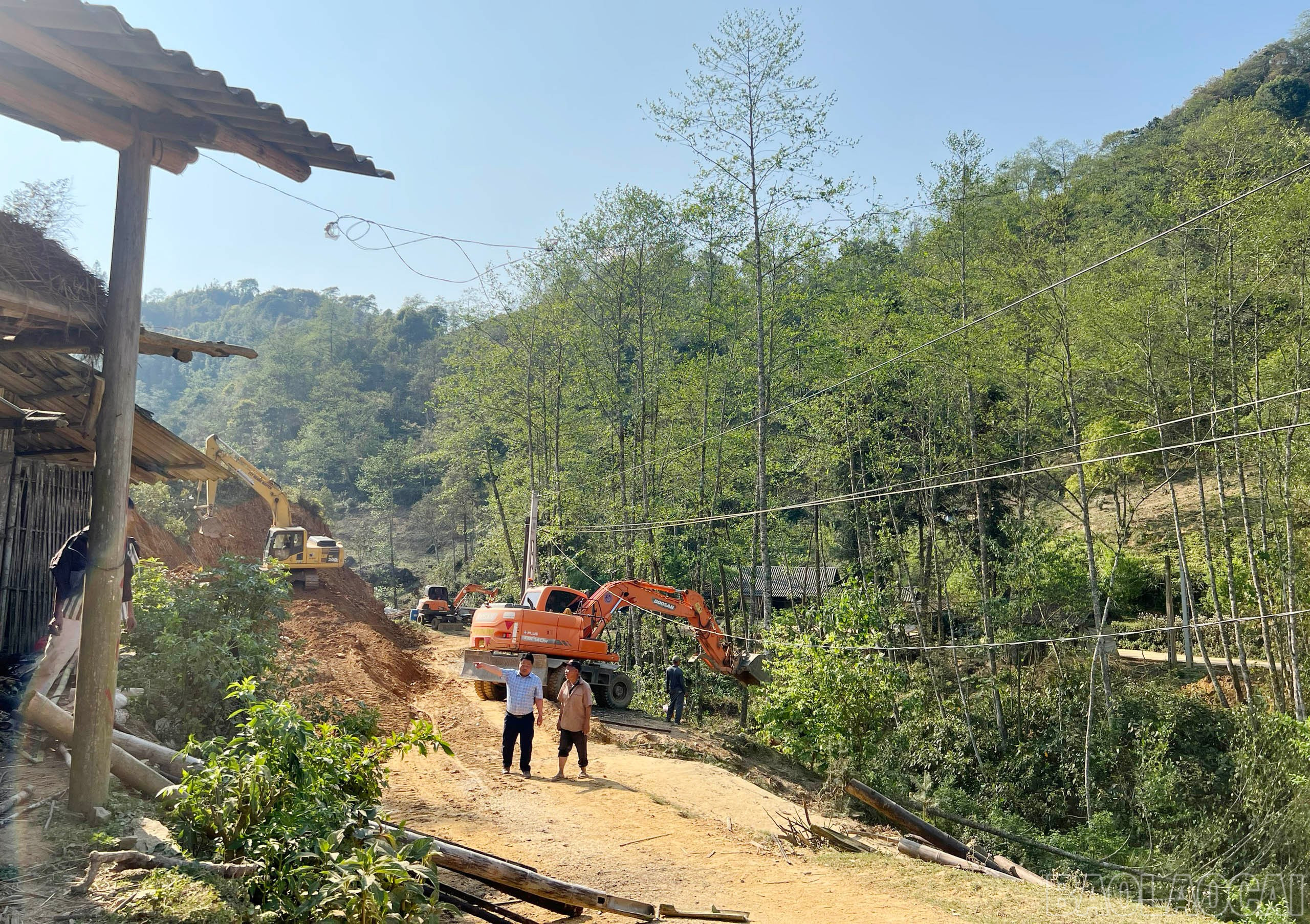 Người dân tích cực hiến đất và tự nguyện tháo dỡ các công trình phục vụ cho việc mở mới các tuyến đường giao thông nông thôn. baolaocai-br_si-5.jpg