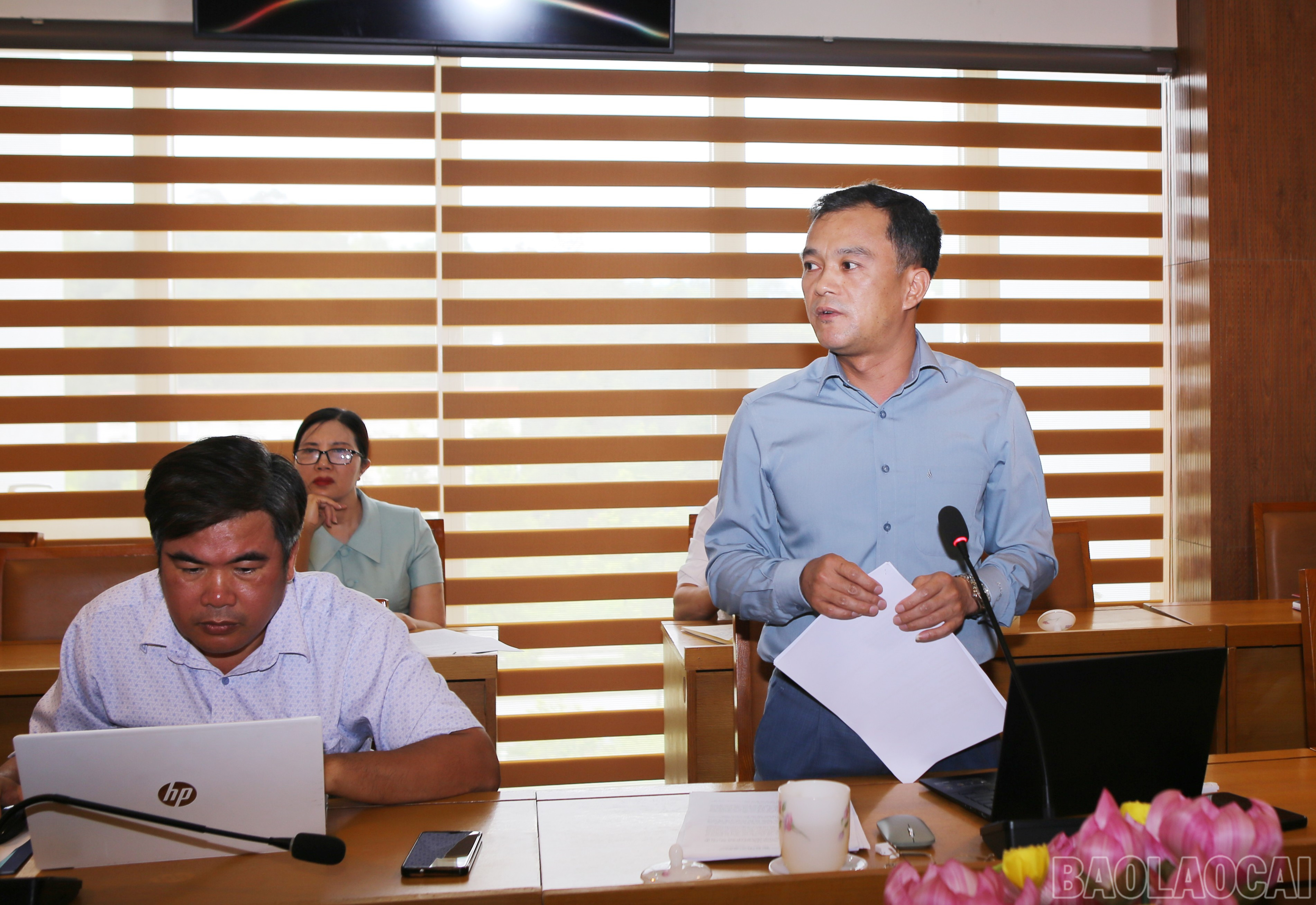 Chủ tịch UBND huyện Bát Xát báo cáo kết quả triển khai việc sắp xếp đơn vị hành chính cấp xã. baolaocai-br_5.jpg
