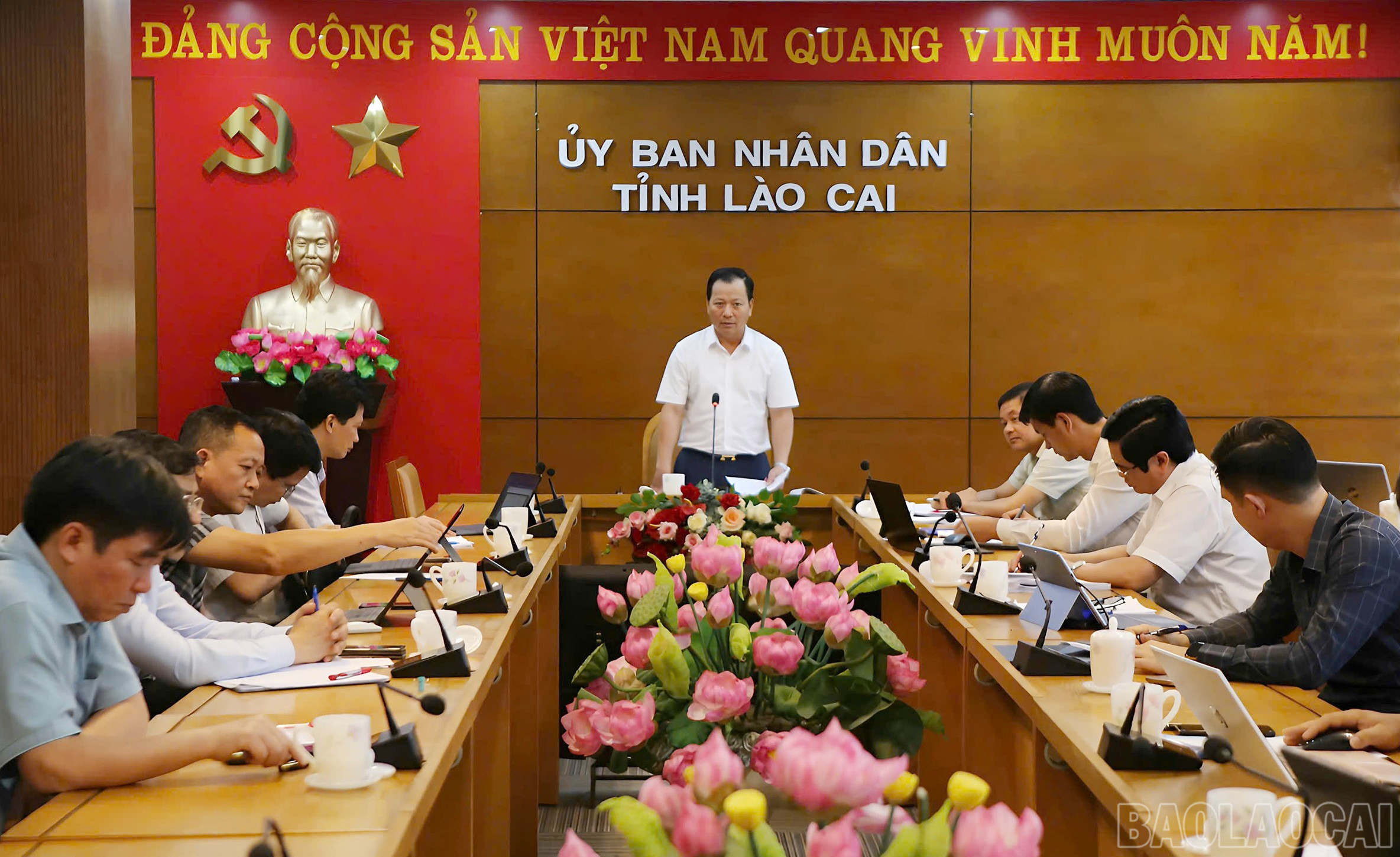 Phó Chủ tịch Thường trực UBND tỉnh Hoàng Quốc Khánh phát biểu tại cuộc họp. baolaocai-br_8.jpg