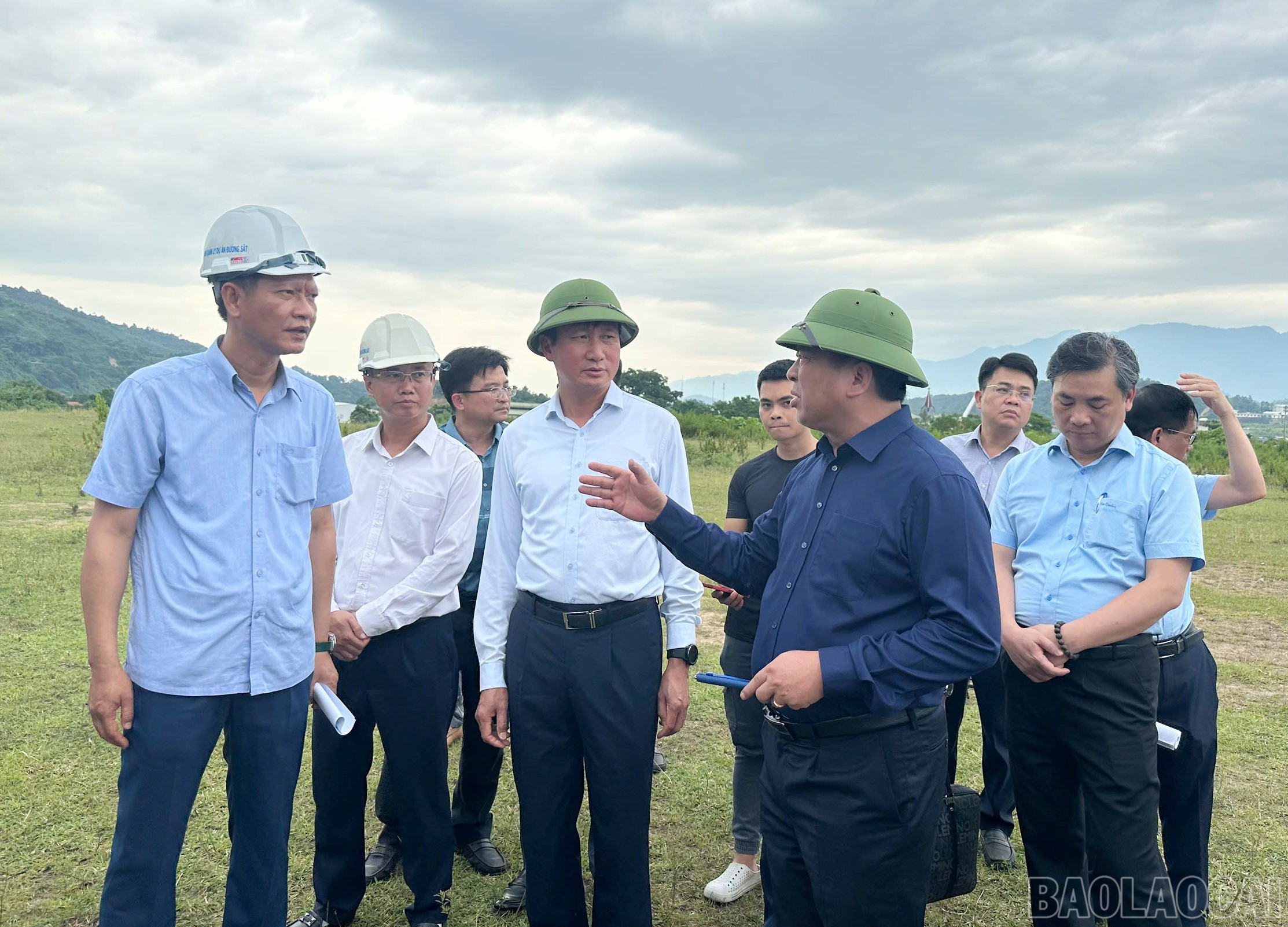 Bộ trưởng Trần Hồng Minh chỉ đạo địa phương tập trung triển khai công tác kiểm đếm, giải phóng mặt bằng, tạo sự đồng thuận cao với người dân trong việc bố trí tái định cư. baolaocai-br_5-8253.jpg