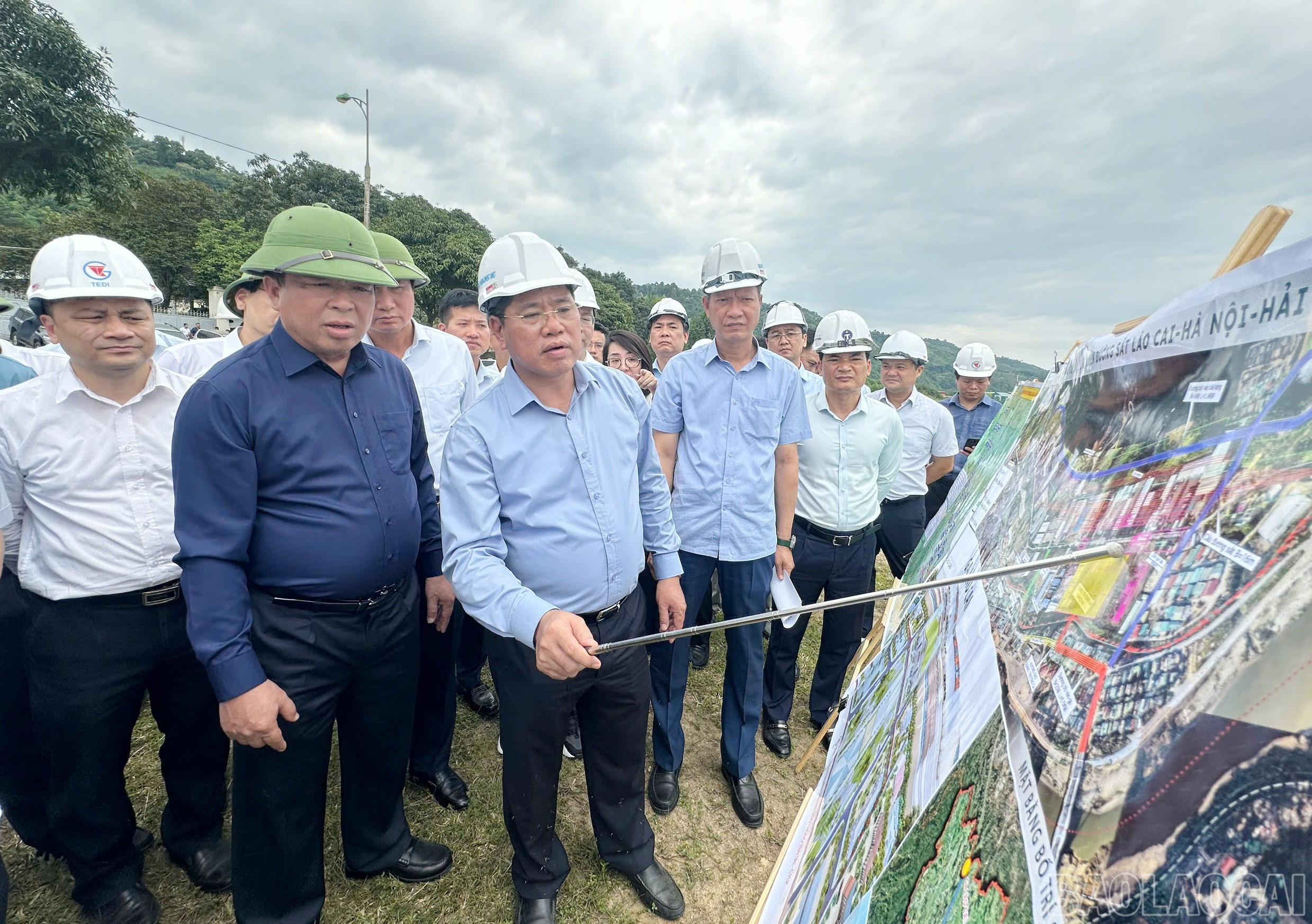 Lãnh đạo Ban Quản lý Dự án đường sắt báo cáo tình hình triển khai Dự án đầu tư xây dựng tuyến đường sắt Lào Cai - Hà Nội - Hải Phòng tại địa phận tỉnh Lào Cai. baolaocai-br_0.jpg