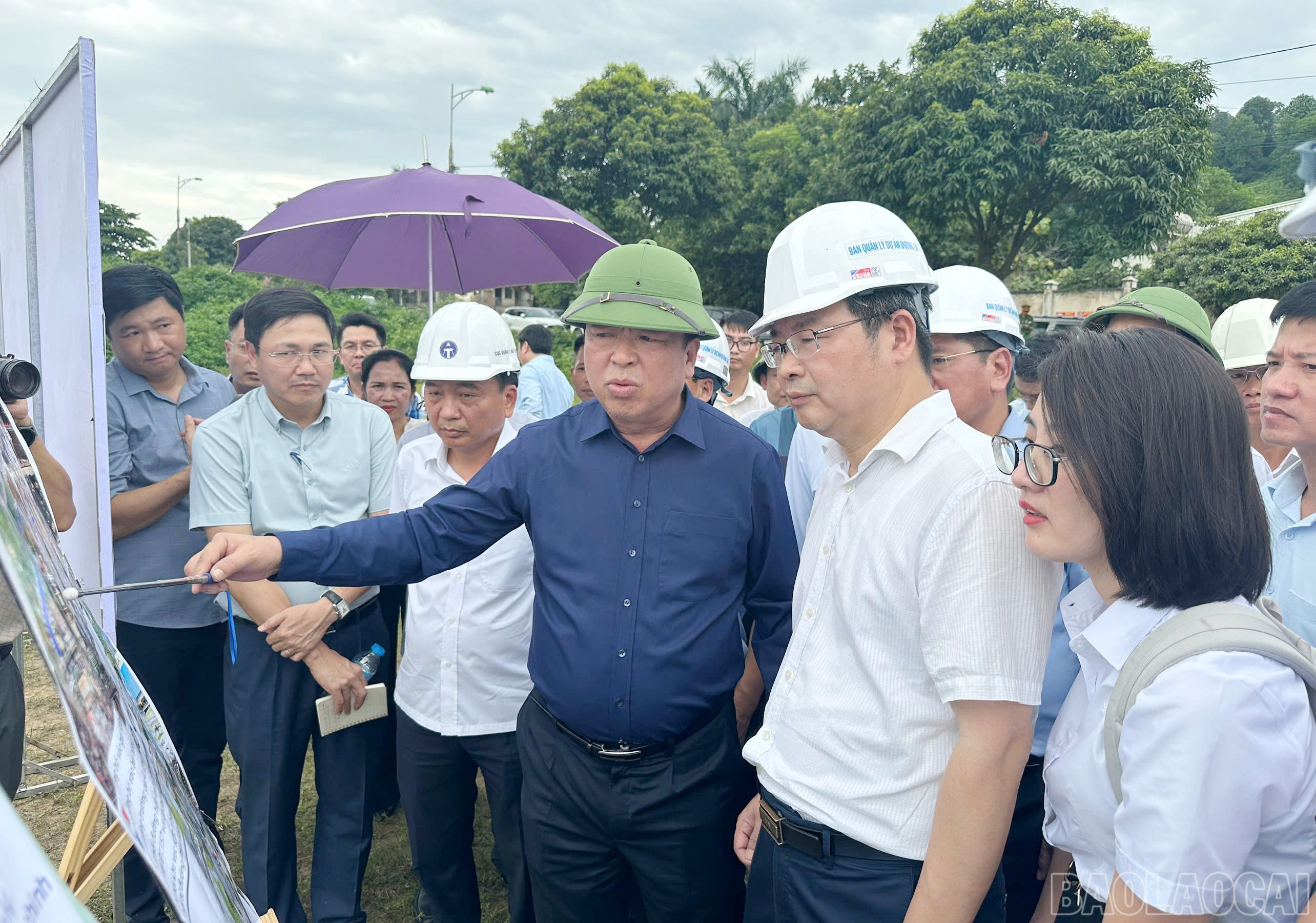 Bộ trưởng Trần Hồng Minh trao đổi với đơn vị tư vấn. baolaocai-br_7.jpg