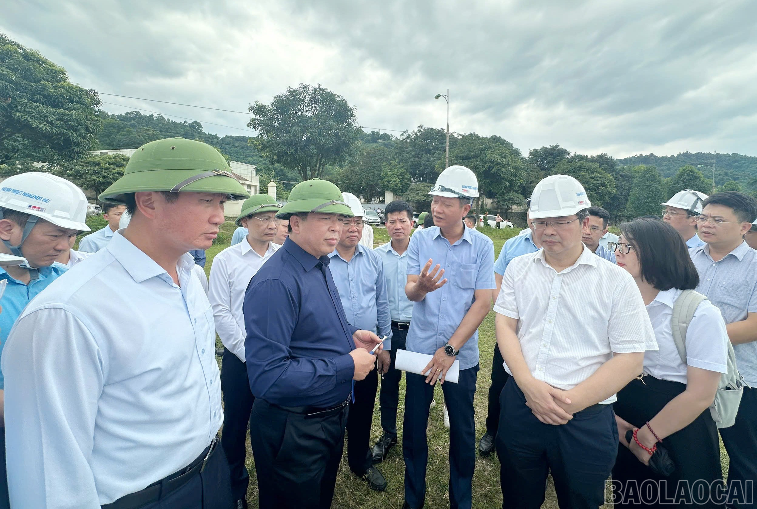 Đồng chí Nguyễn Thế Phước, Phó Chủ tịch UBND tỉnh báo cáo công tác triển khai dự án của địa phương. baolaocai-br_4-5641.jpg