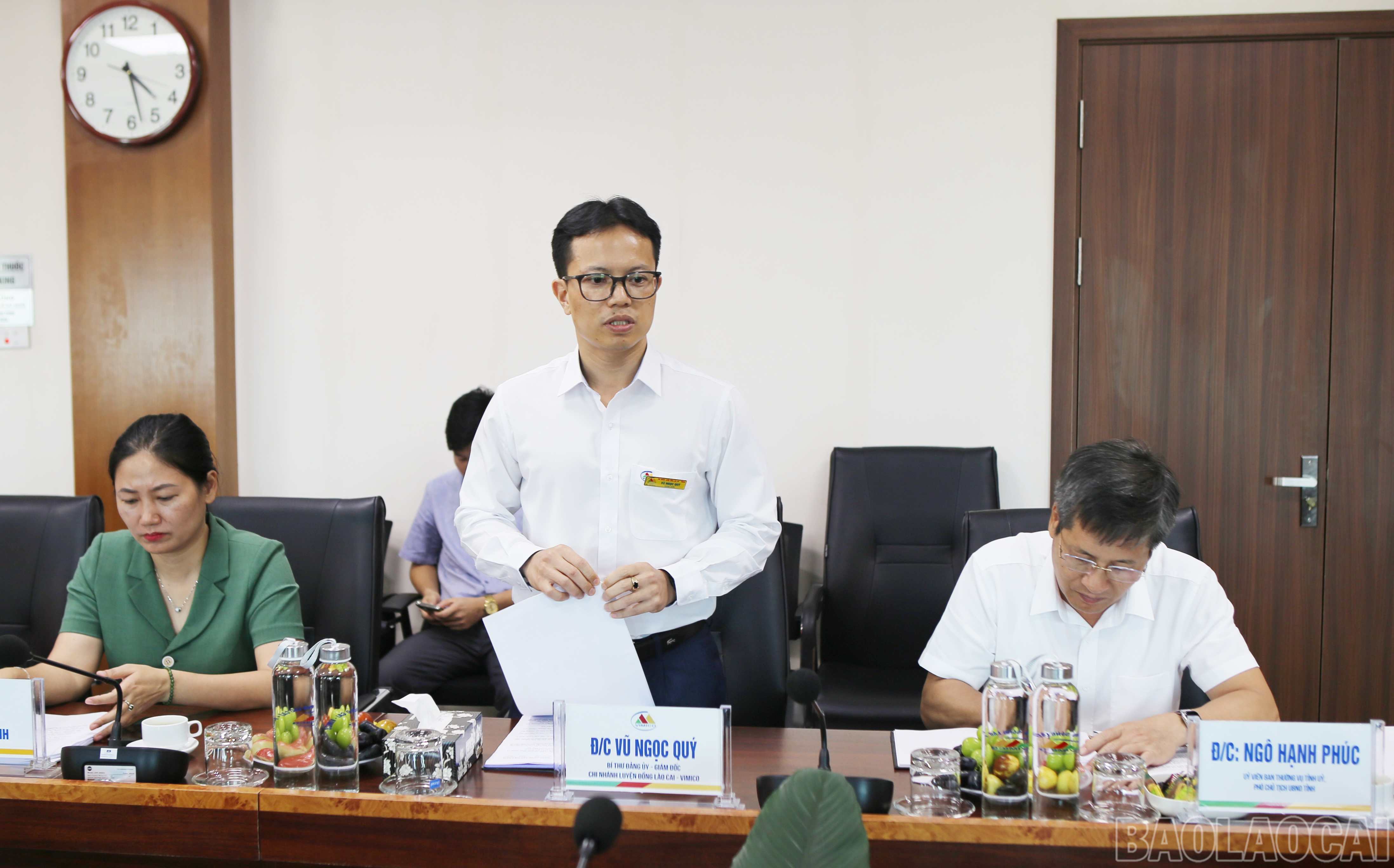 Lãnh đạo Chi nhánh Luyện đồng Lào Cai - VIMICO báo cáo tại buổi khảo sát. baolaocai-br_2.jpg